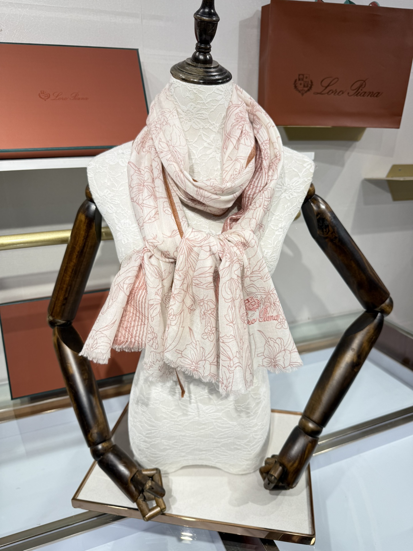 💟🆕LP系列围巾，尽显奢华质感。精选上乘面料，触感细腻柔滑，仿佛轻抚云端。经典设计中融入巧思，或有精致纹