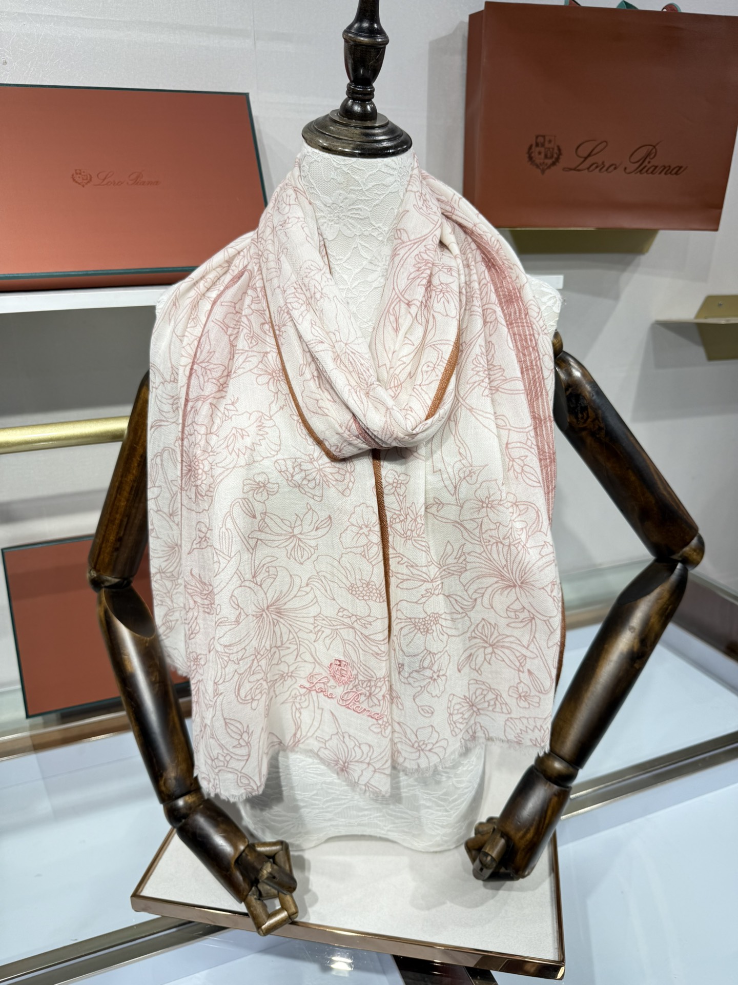 💟🆕LP系列围巾，尽显奢华质感。精选上乘面料，触感细腻柔滑，仿佛轻抚云端。经典设计中融入巧思，或有精致纹