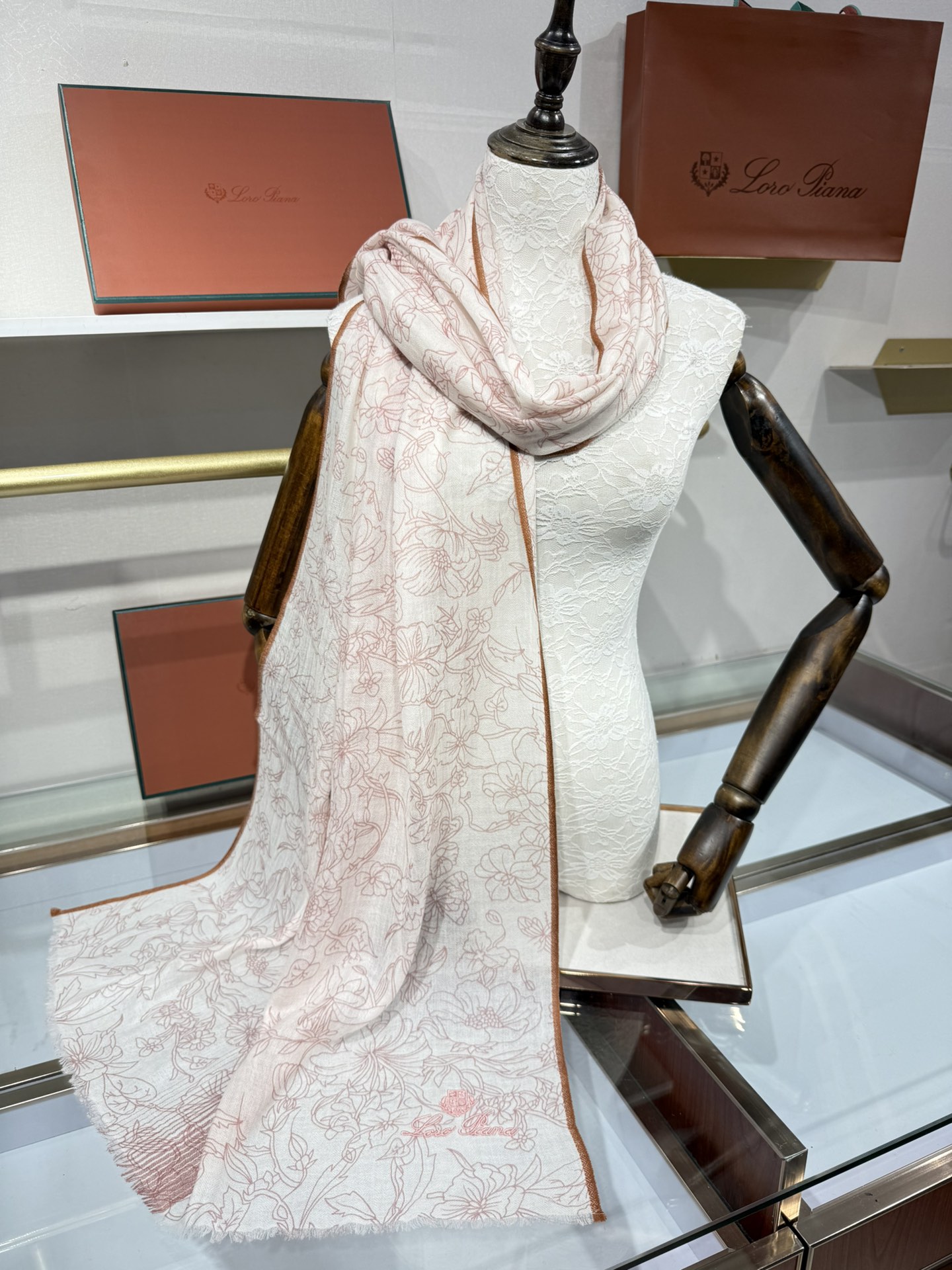 💟🆕LP系列围巾，尽显奢华质感。精选上乘面料，触感细腻柔滑，仿佛轻抚云端。经典设计中融入巧思，或有精致纹