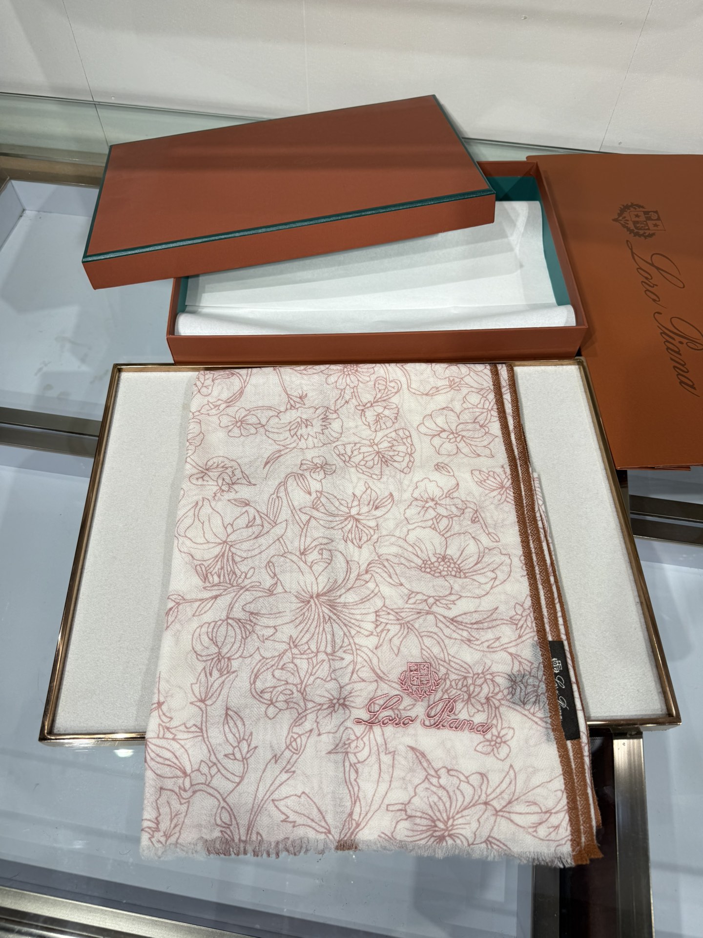 💟🆕LP系列围巾，尽显奢华质感。精选上乘面料，触感细腻柔滑，仿佛轻抚云端。经典设计中融入巧思，或有精致纹