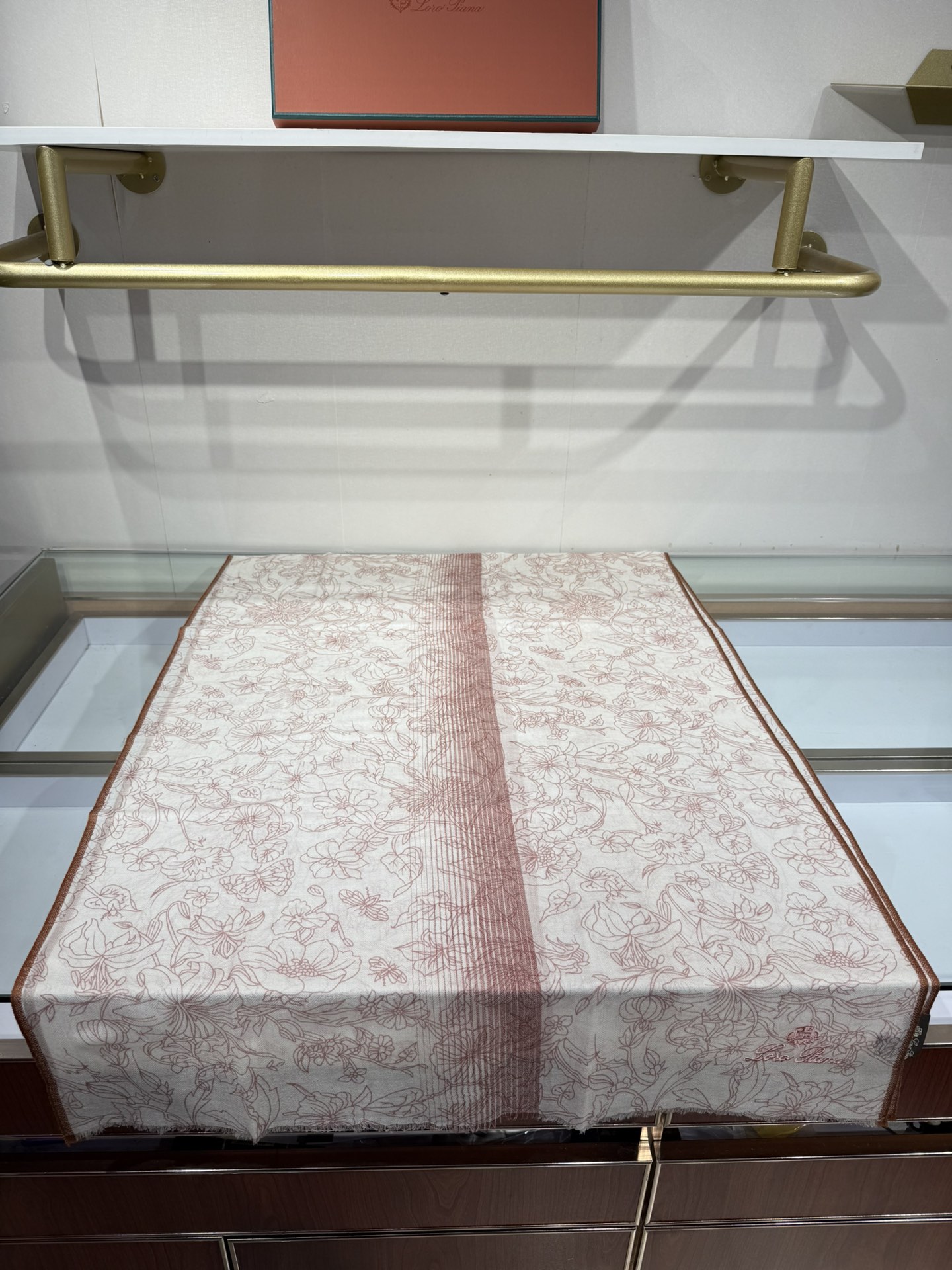 💟🆕LP系列围巾，尽显奢华质感。精选上乘面料，触感细腻柔滑，仿佛轻抚云端。经典设计中融入巧思，或有精致纹