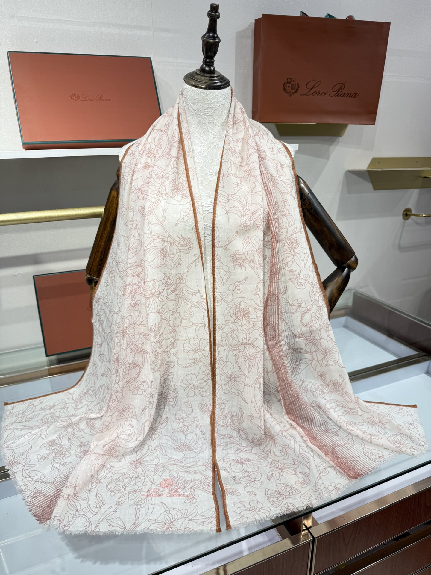 💟🆕LP系列围巾，尽显奢华质感。精选上乘面料，触感细腻柔滑，仿佛轻抚云端。经典设计中融入巧思，或有精致纹