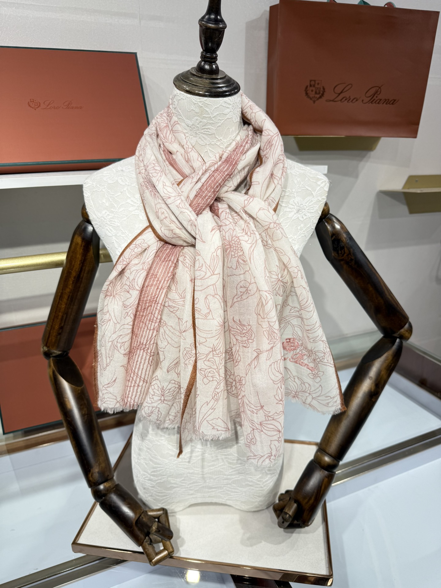 💟🆕LP系列围巾，尽显奢华质感。精选上乘面料，触感细腻柔滑，仿佛轻抚云端。经典设计中融入巧思，或有精致纹