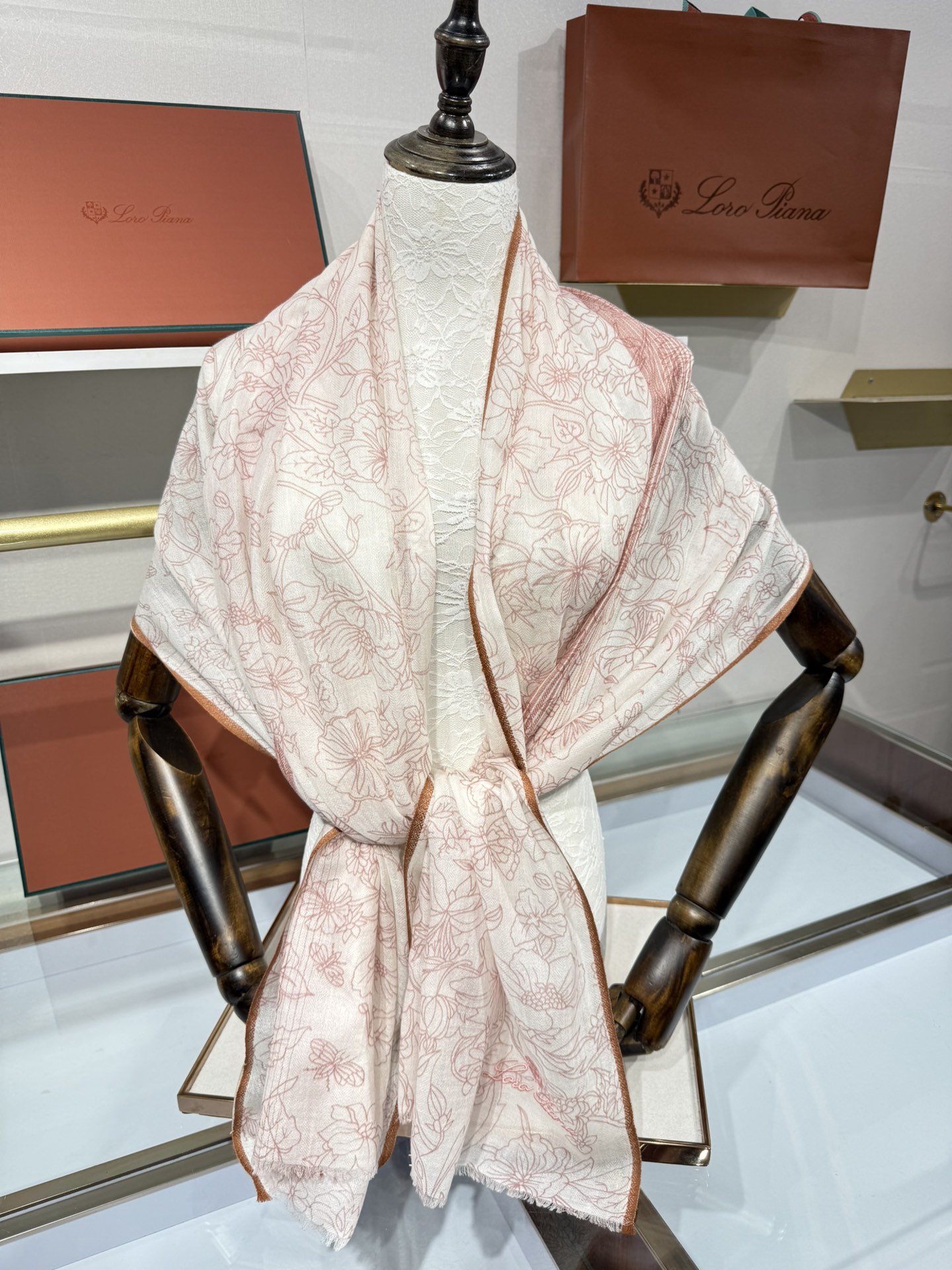 💟🆕LP系列围巾，尽显奢华质感。精选上乘面料，触感细腻柔滑，仿佛轻抚云端。经典设计中融入巧思，或有精致纹