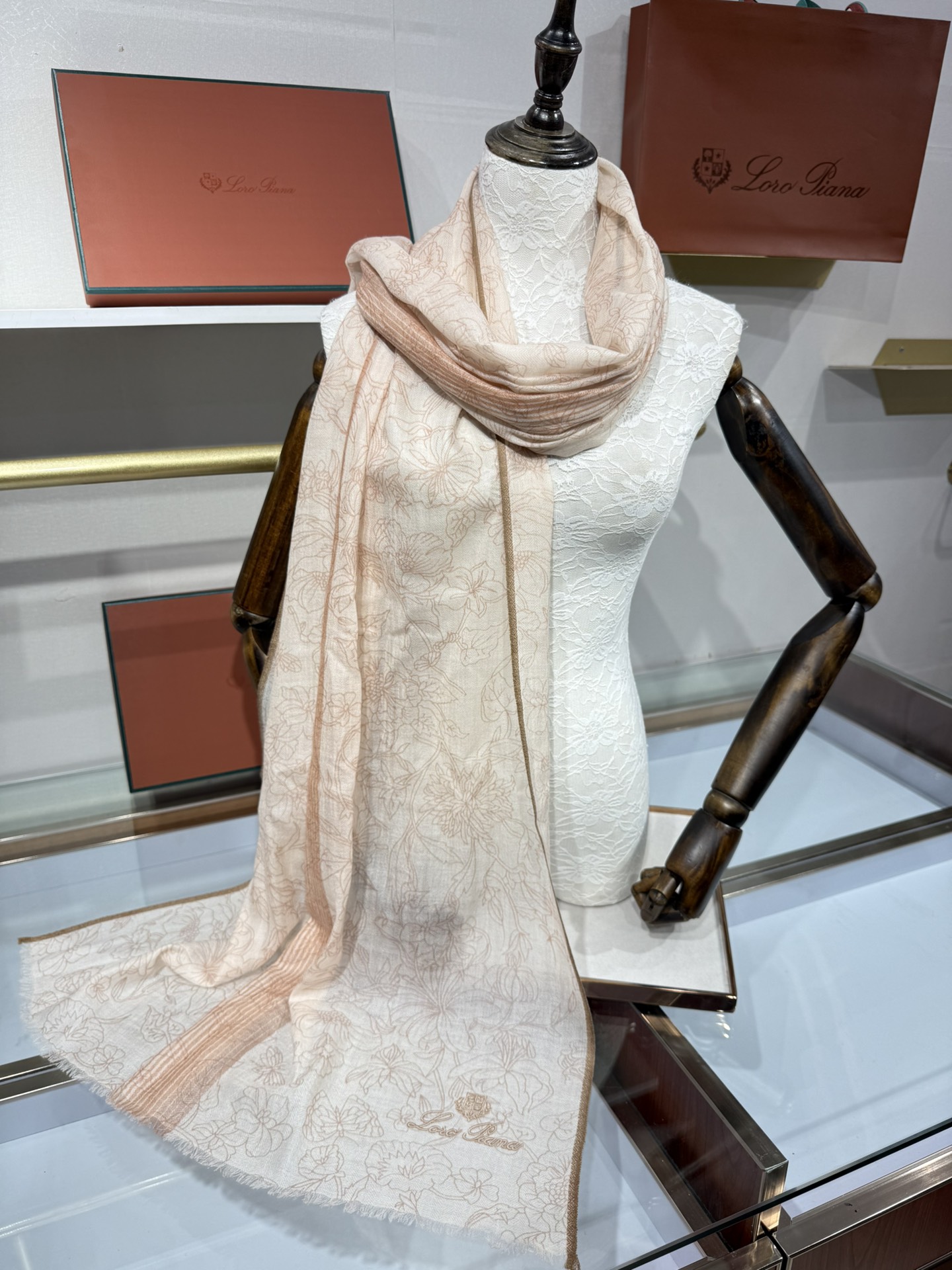 💟🆕LP系列围巾，尽显奢华质感。精选上乘面料，触感细腻柔滑，仿佛轻抚云端。经典设计中融入巧思，或有精致纹