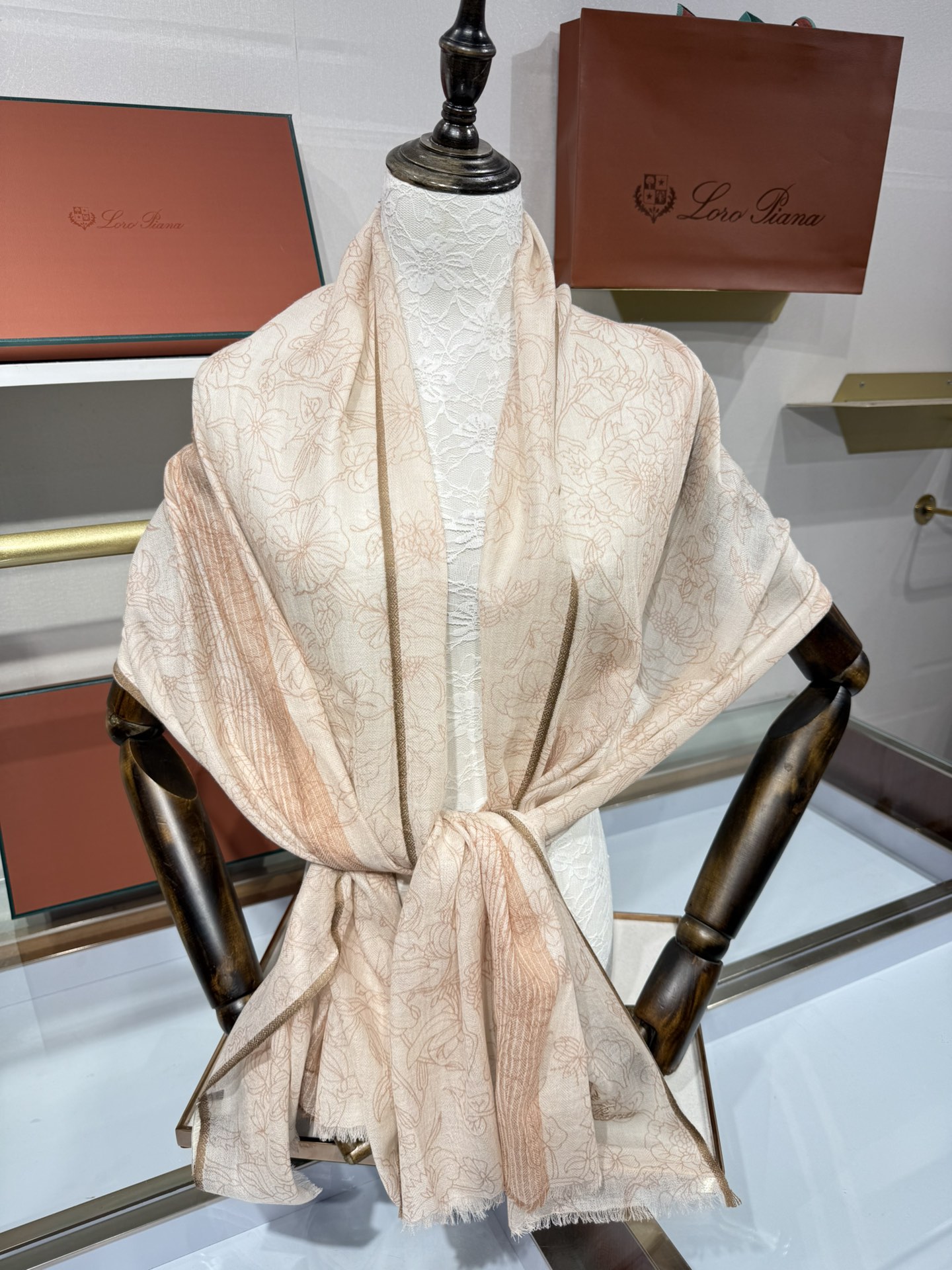 💟🆕LP系列围巾，尽显奢华质感。精选上乘面料，触感细腻柔滑，仿佛轻抚云端。经典设计中融入巧思，或有精致纹