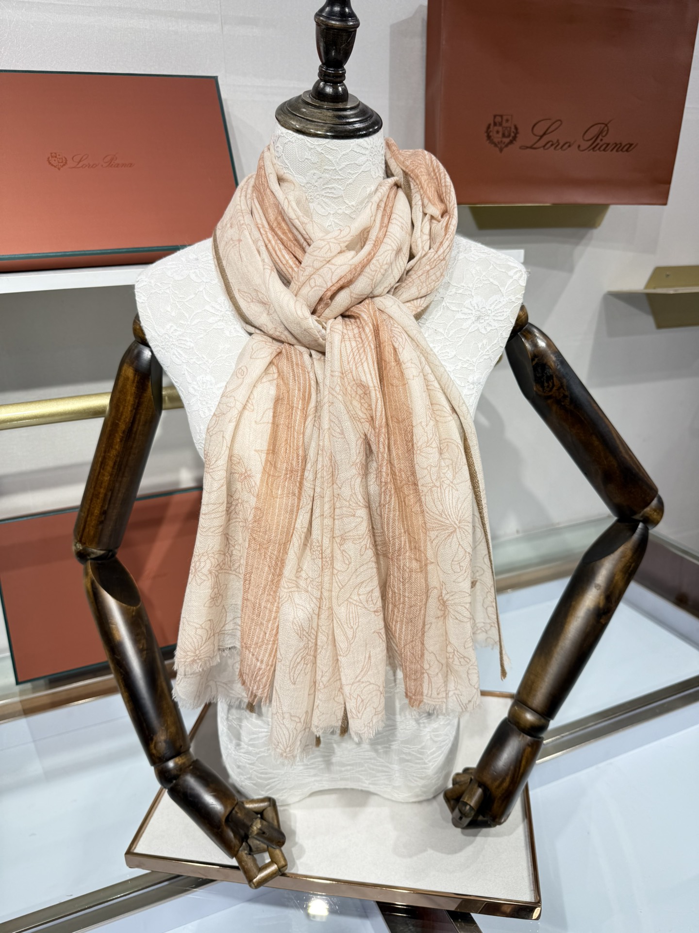 💟🆕LP系列围巾，尽显奢华质感。精选上乘面料，触感细腻柔滑，仿佛轻抚云端。经典设计中融入巧思，或有精致纹