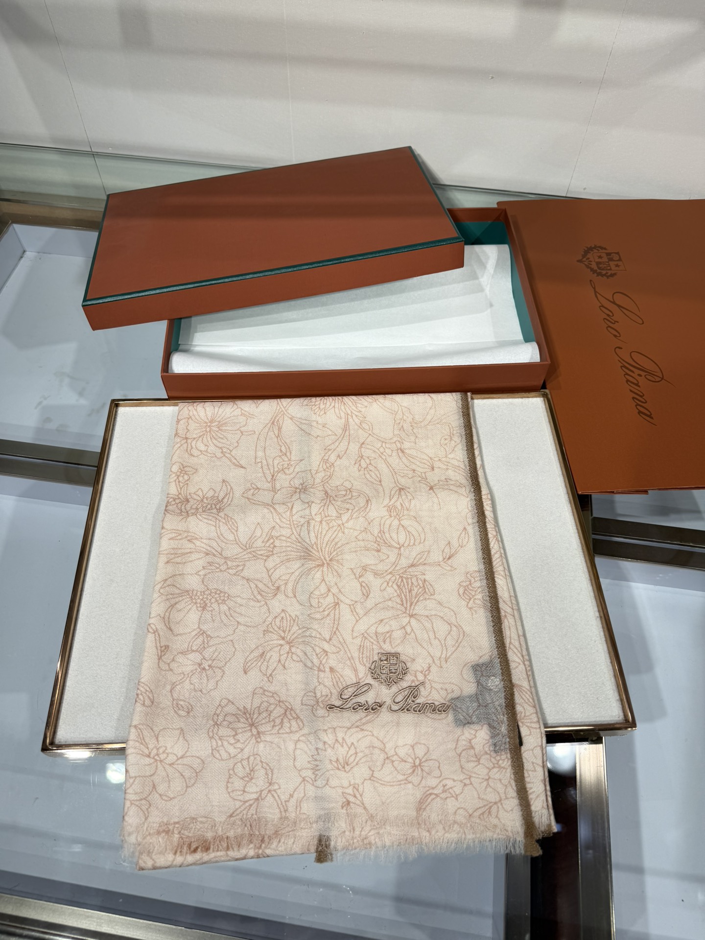 💟🆕LP系列围巾，尽显奢华质感。精选上乘面料，触感细腻柔滑，仿佛轻抚云端。经典设计中融入巧思，或有精致纹