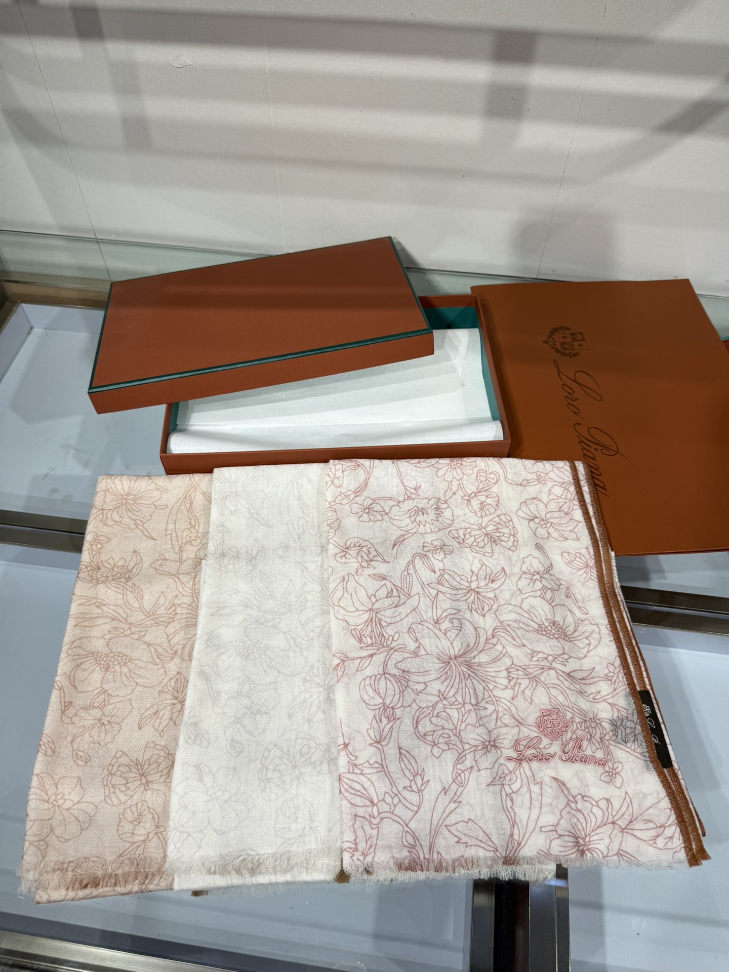 💟🆕LP系列围巾，尽显奢华质感。精选上乘面料，触感细腻柔滑，仿佛轻抚云端。经典设计中融入巧思，或有精致纹