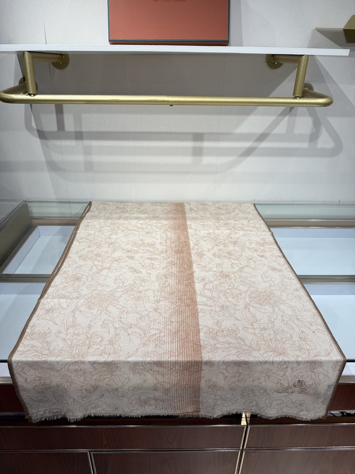 💟🆕LP系列围巾，尽显奢华质感。精选上乘面料，触感细腻柔滑，仿佛轻抚云端。经典设计中融入巧思，或有精致纹