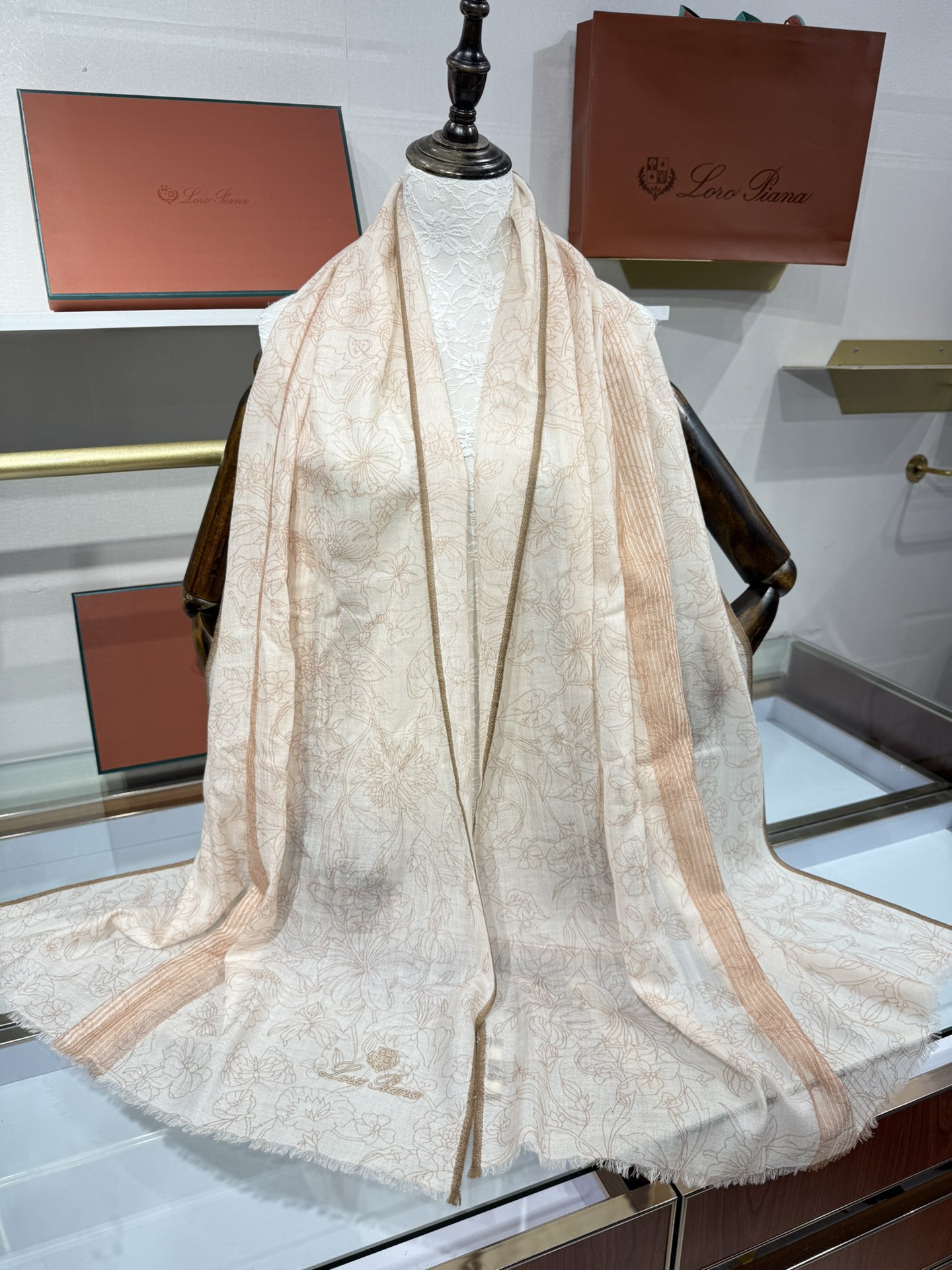 💟🆕LP系列围巾，尽显奢华质感。精选上乘面料，触感细腻柔滑，仿佛轻抚云端。经典设计中融入巧思，或有精致纹