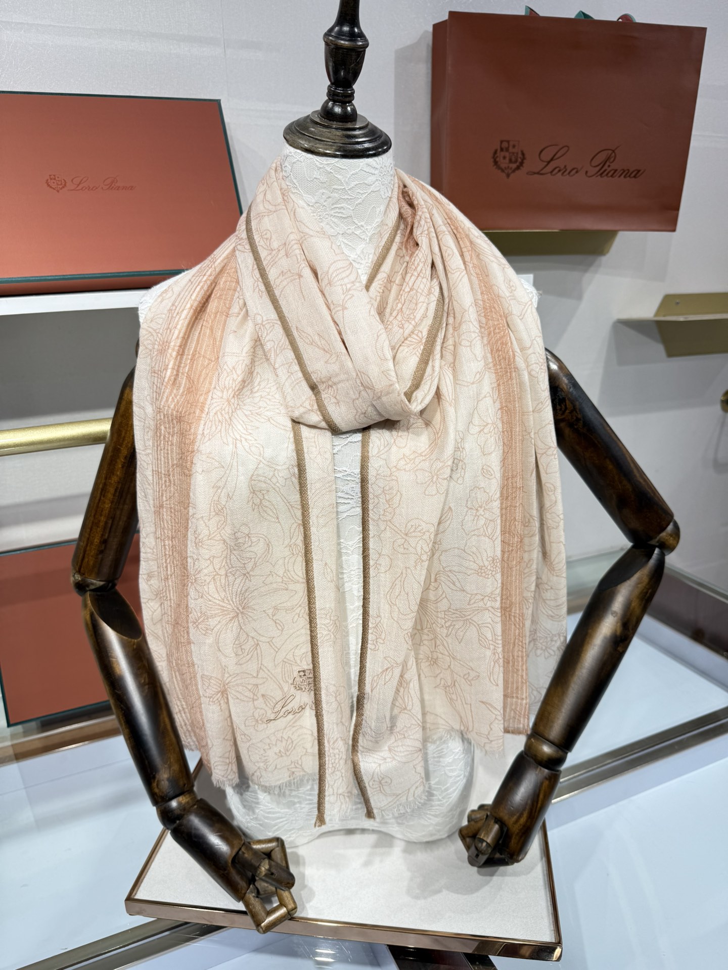 💟🆕LP系列围巾，尽显奢华质感。精选上乘面料，触感细腻柔滑，仿佛轻抚云端。经典设计中融入巧思，或有精致纹