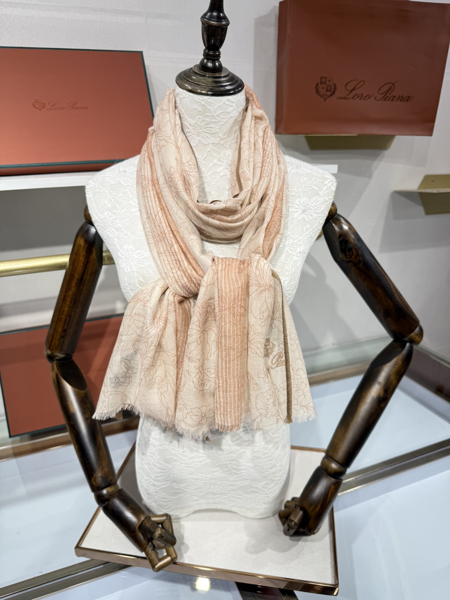 💟🆕LP系列围巾，尽显奢华质感。精选上乘面料，触感细腻柔滑，仿佛轻抚云端。经典设计中融入巧思，或有精致纹