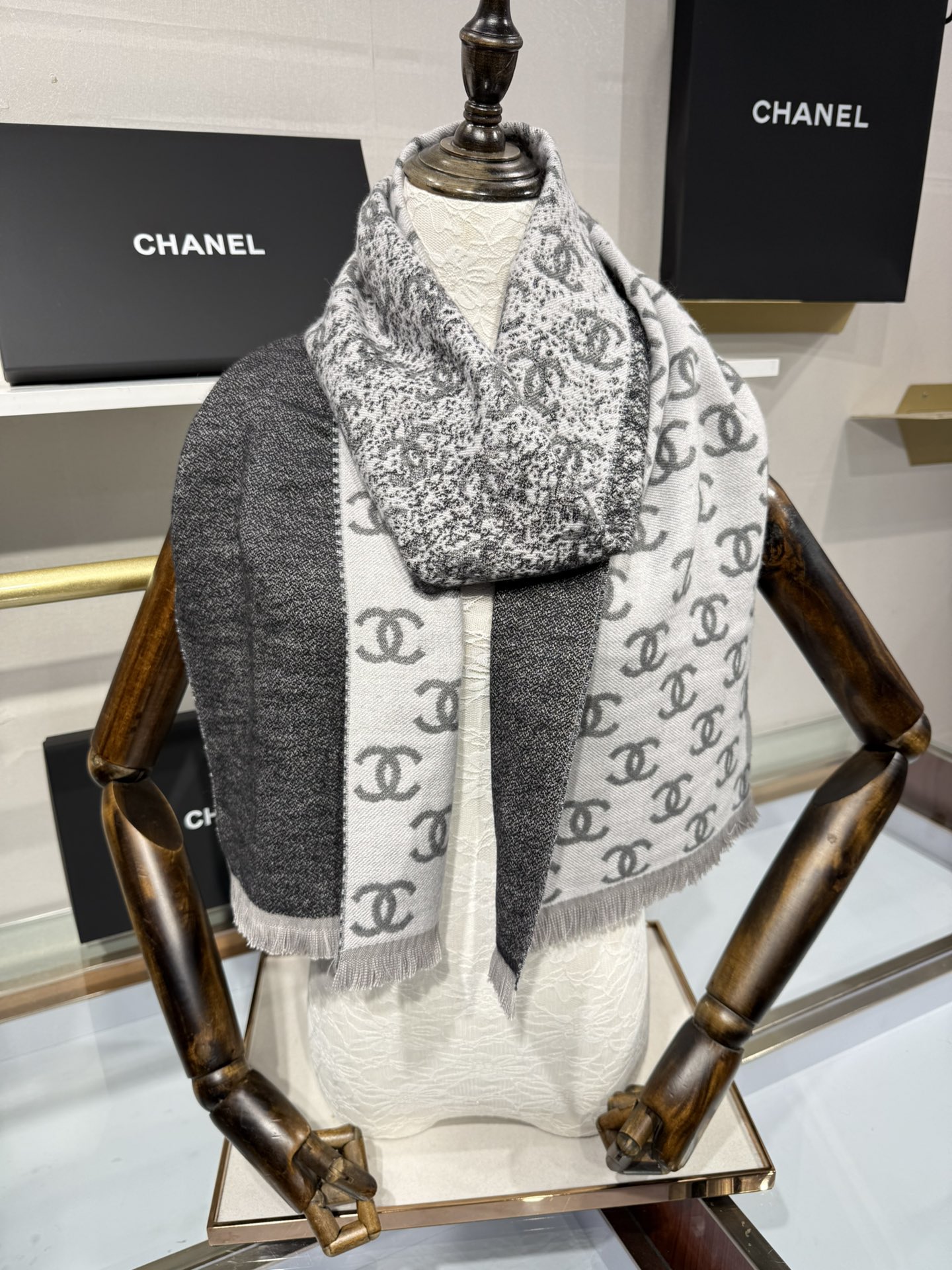 💟补单出货。💟𝐂𝐡𝐚𝐧𝐞𝐥 • 𝟐5 新款 《满天星围巾》渐变灰Size：185x35cm 专柜溢价难买