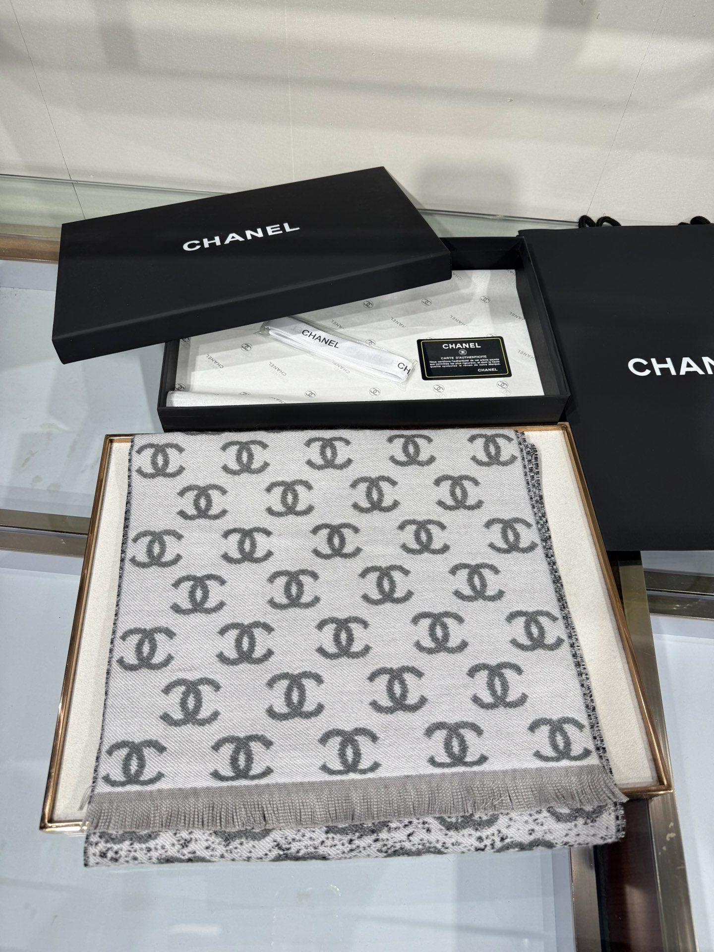 💟补单出货。💟𝐂𝐡𝐚𝐧𝐞𝐥 • 𝟐5 新款 《满天星围巾》渐变灰Size：185x35cm 专柜溢价难买