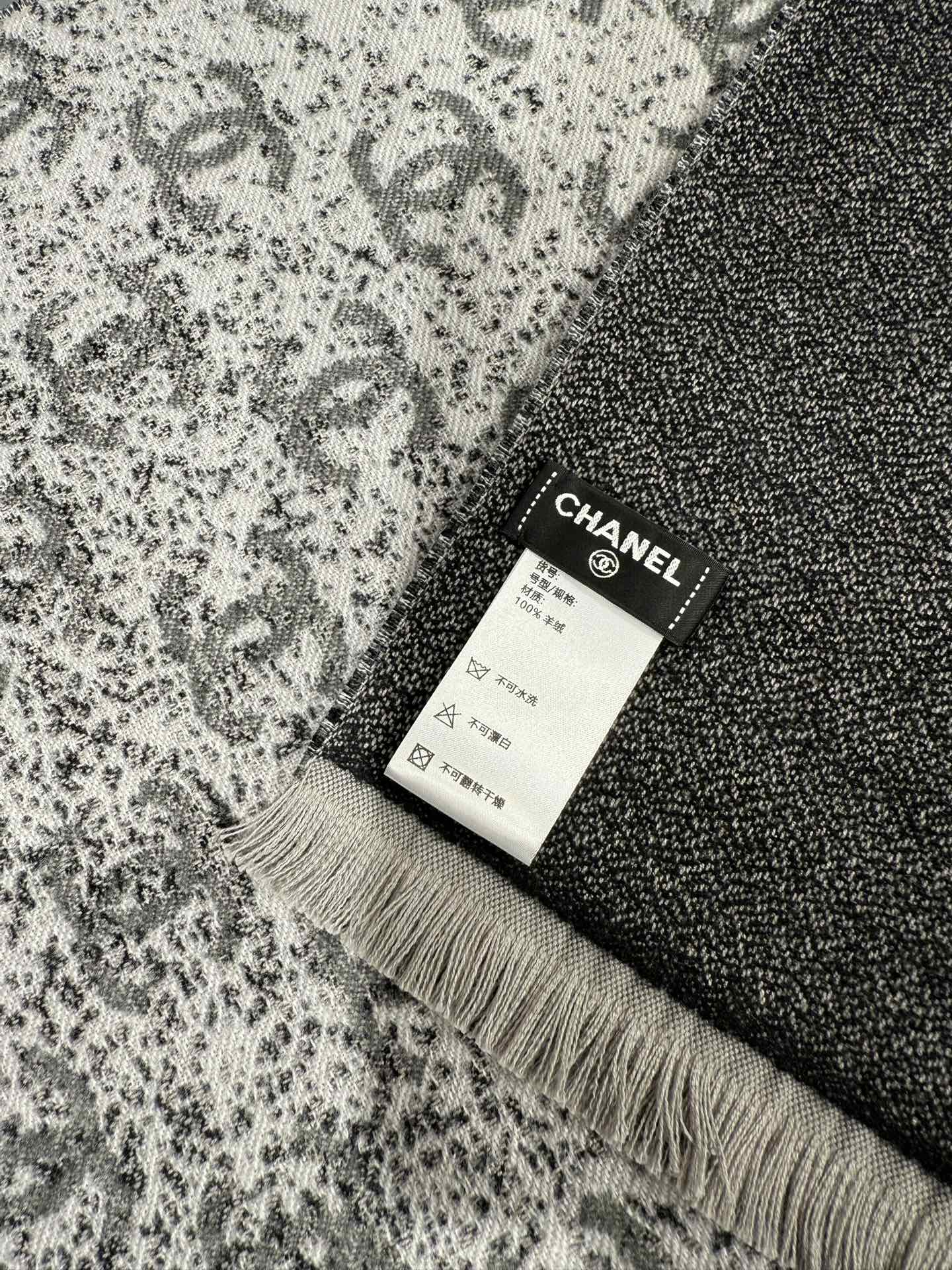 💟补单出货。💟𝐂𝐡𝐚𝐧𝐞𝐥 • 𝟐5 新款 《满天星围巾》渐变灰Size：185x35cm 专柜溢价难买