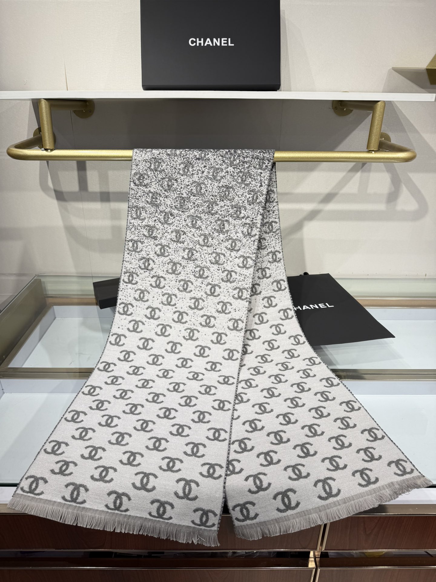 💟补单出货。💟𝐂𝐡𝐚𝐧𝐞𝐥 • 𝟐5 新款 《满天星围巾》渐变灰Size：185x35cm 专柜溢价难买