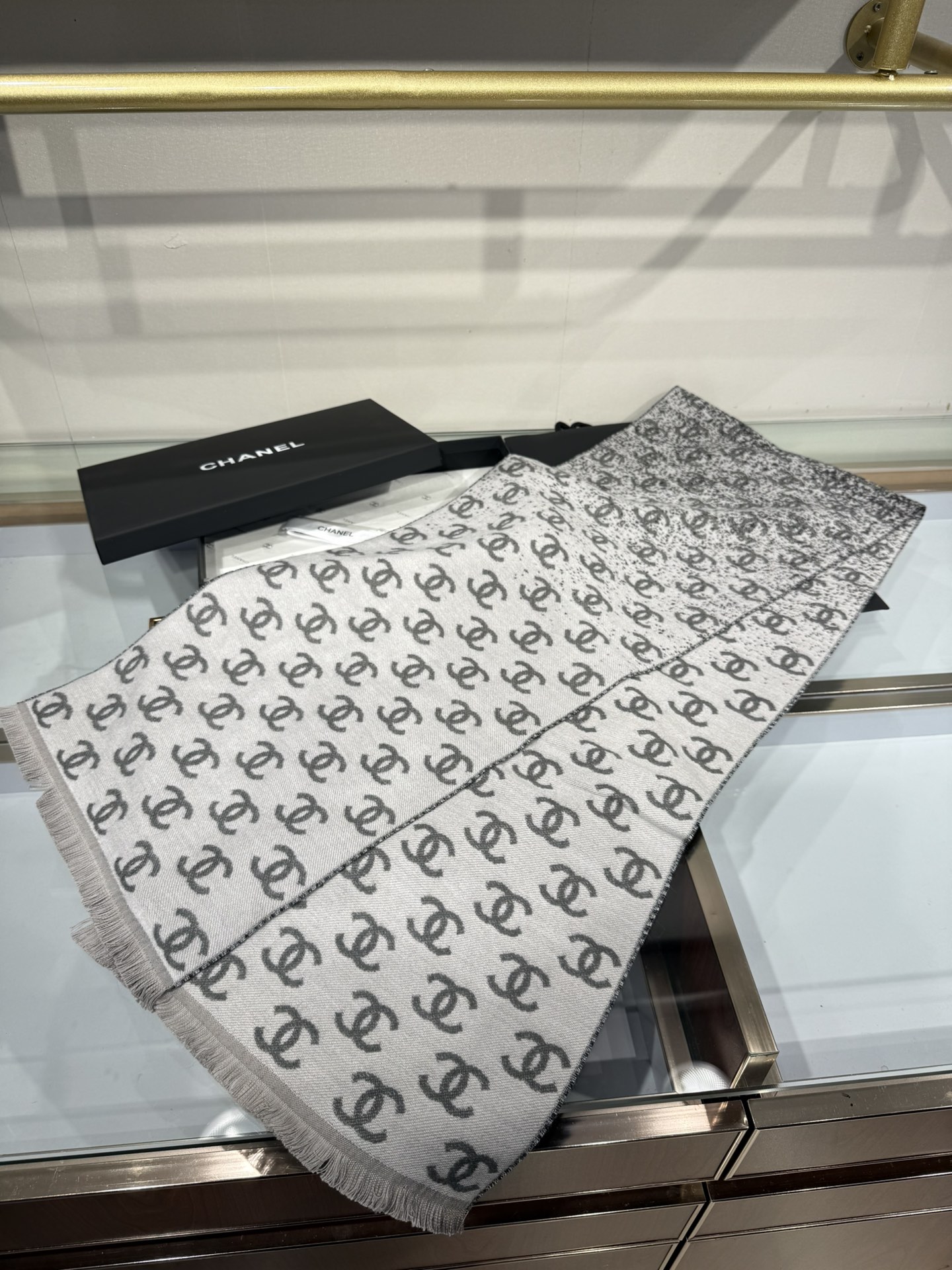 💟补单出货。💟𝐂𝐡𝐚𝐧𝐞𝐥 • 𝟐5 新款 《满天星围巾》渐变灰Size：185x35cm 专柜溢价难买