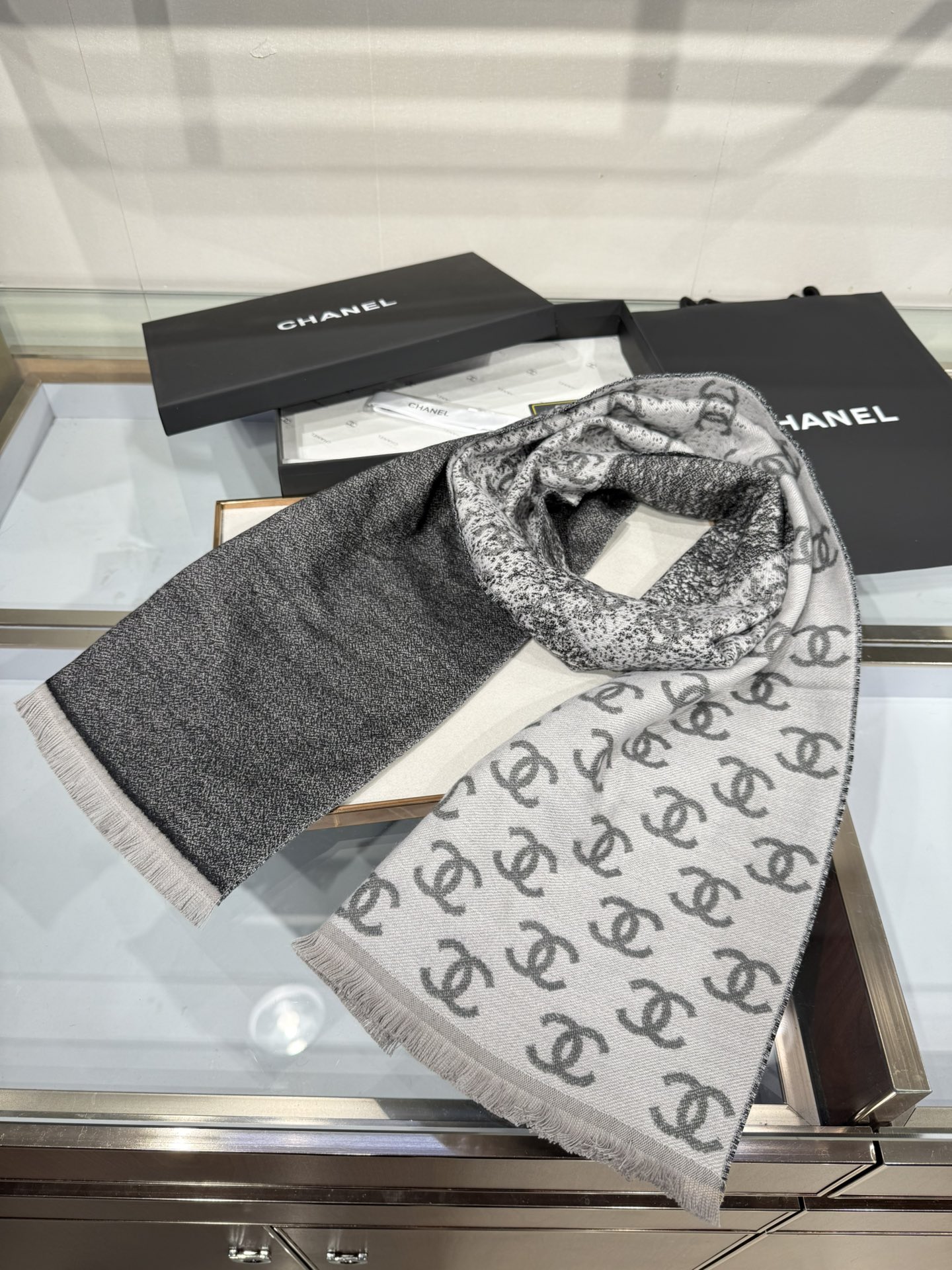 💟补单出货。💟𝐂𝐡𝐚𝐧𝐞𝐥 • 𝟐5 新款 《满天星围巾》渐变灰Size：185x35cm 专柜溢价难买