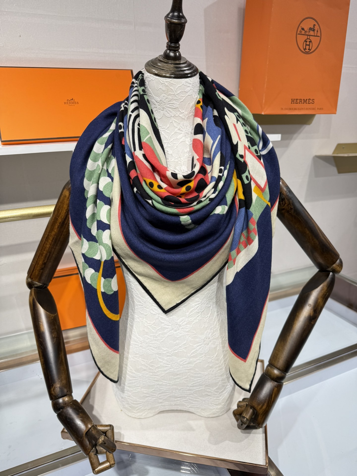 💟💞上新🆕手工卷边山羊绒和真丝混纺披肩(70%山羊绒,30%桑蚕丝)。【高乔风格马鞍140披肩】这款迷人