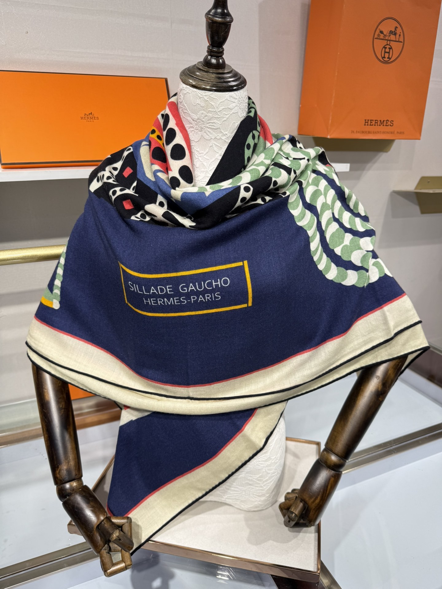 💟💞上新🆕手工卷边山羊绒和真丝混纺披肩(70%山羊绒,30%桑蚕丝)。【高乔风格马鞍140披肩】这款迷人