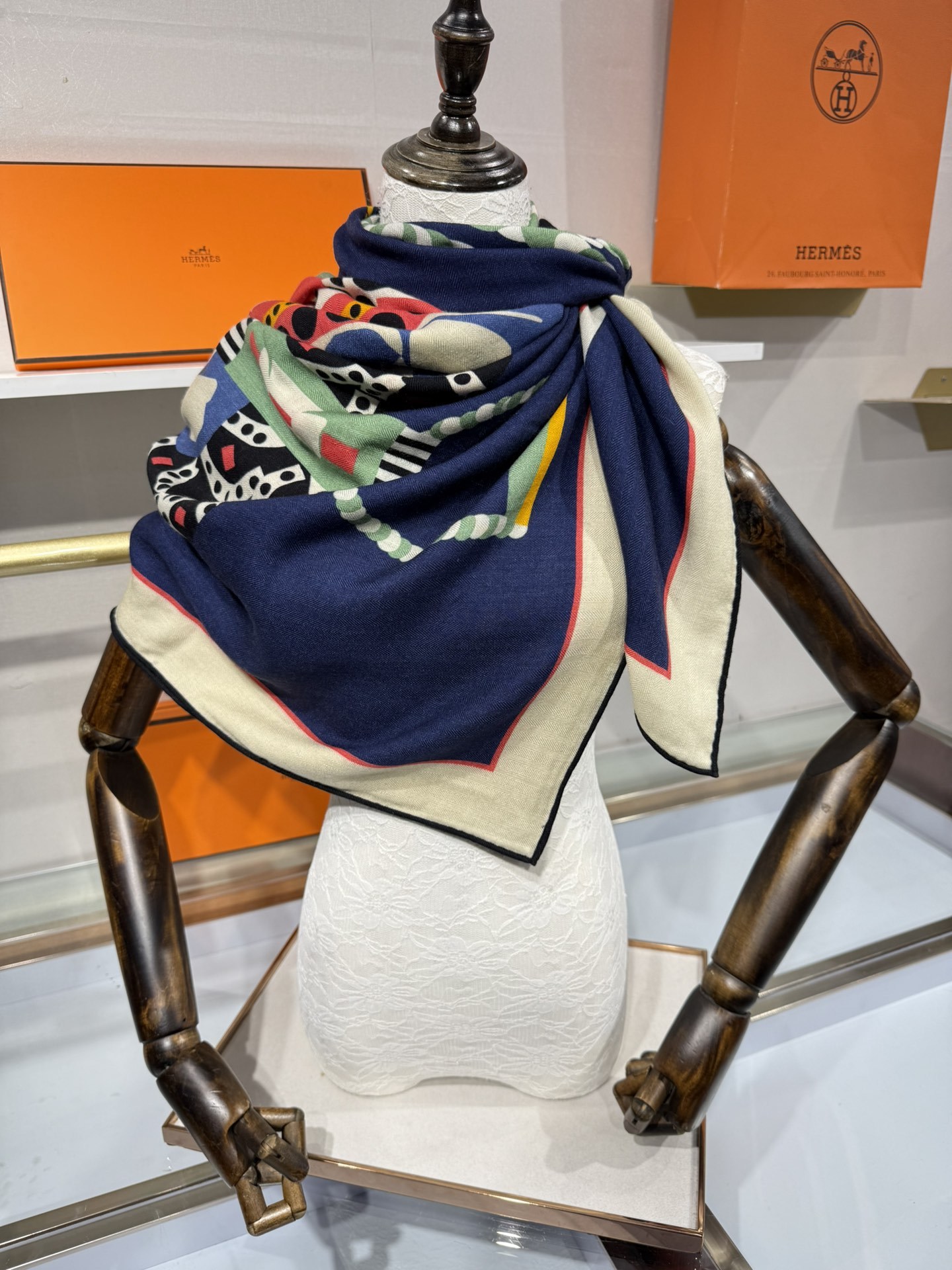 💟💞上新🆕手工卷边山羊绒和真丝混纺披肩(70%山羊绒,30%桑蚕丝)。【高乔风格马鞍140披肩】这款迷人