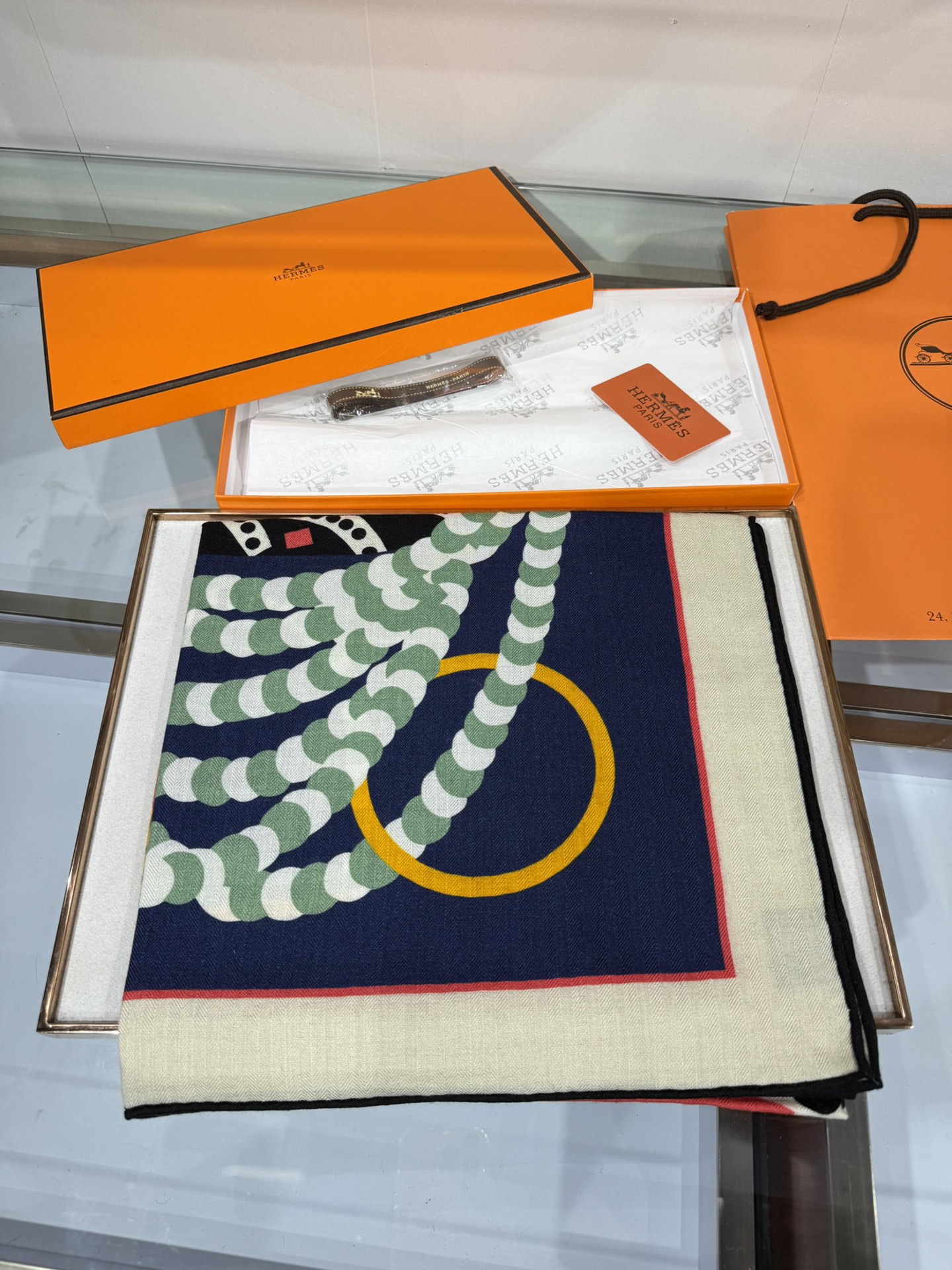 💟💞上新🆕手工卷边山羊绒和真丝混纺披肩（70%山羊绒，30%桑蚕丝）。【高乔风格马鞍140披肩】这款迷人