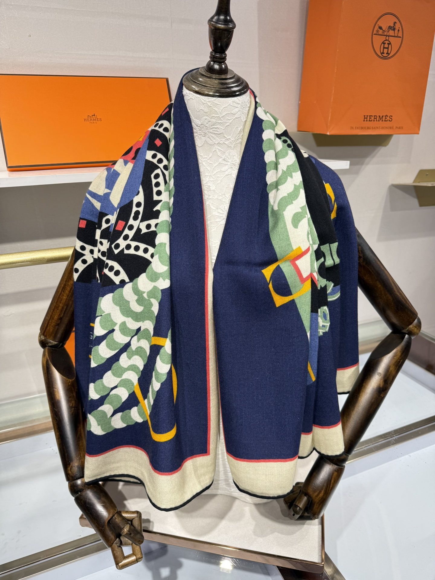 💟💞上新🆕手工卷边山羊绒和真丝混纺披肩(70%山羊绒,30%桑蚕丝)。【高乔风格马鞍140披肩】这款迷人