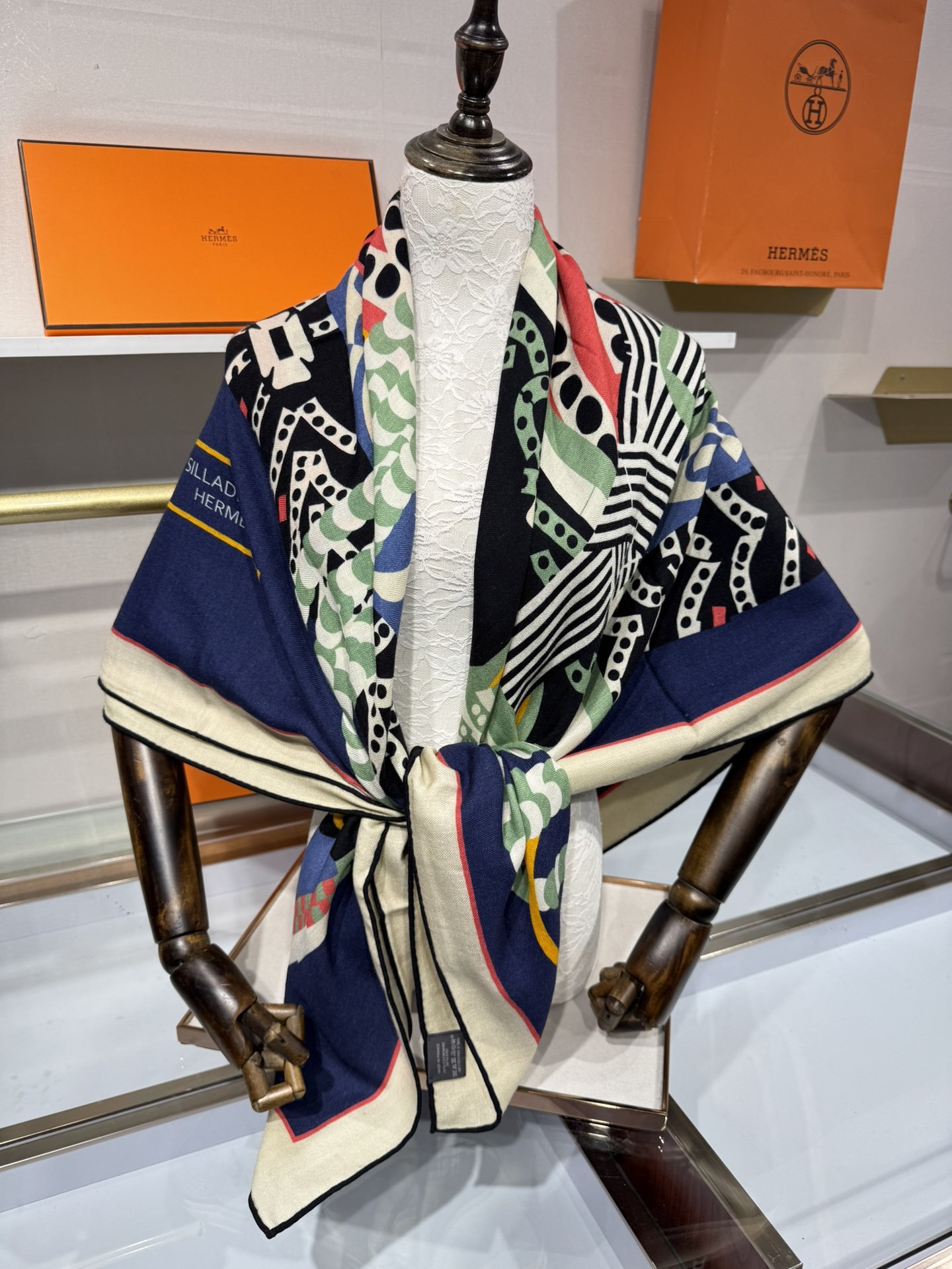 💟💞上新🆕手工卷边山羊绒和真丝混纺披肩(70%山羊绒,30%桑蚕丝)。【高乔风格马鞍140披肩】这款迷人