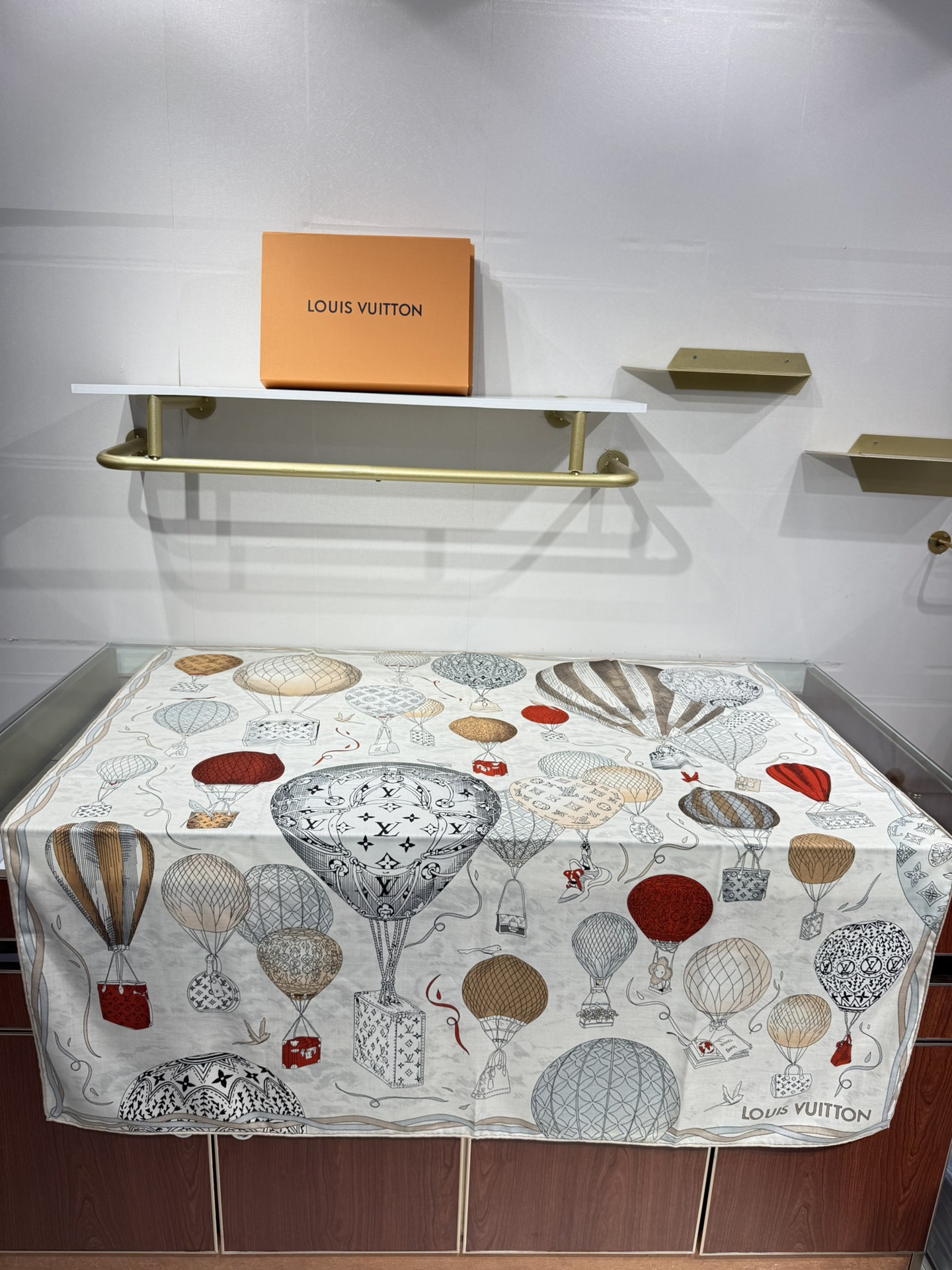 💟2025秋冬款上新L驴家专柜最新款‼️。爆款哦 😘💍实物真心美 🎀披肩配以印花💓💃🏻无论设计喷绘都是非