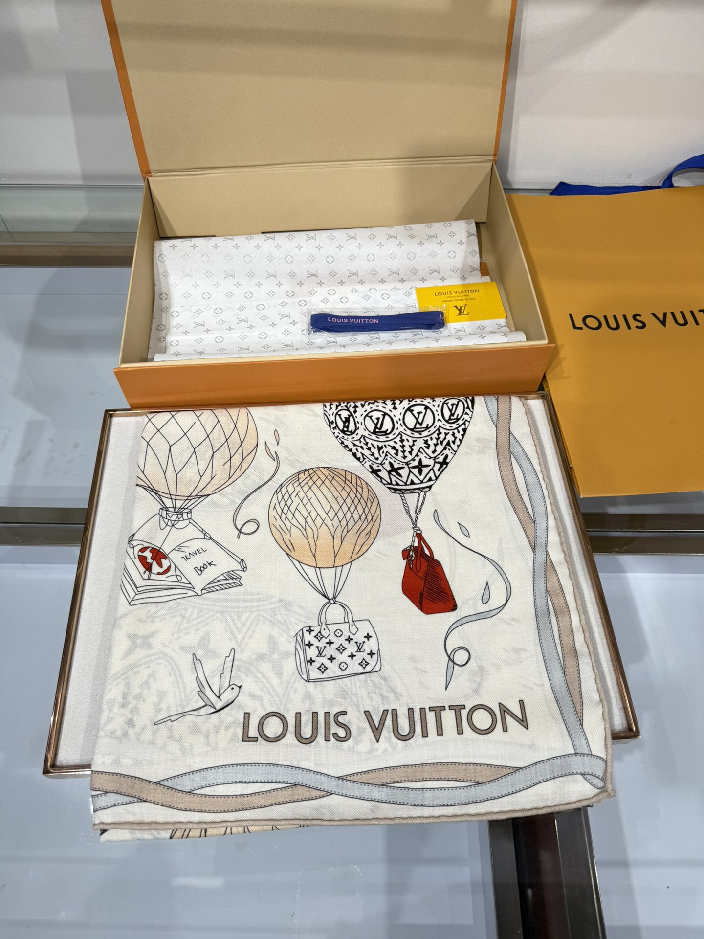 💟2025秋冬款上新L驴家专柜最新款‼️。爆款哦 😘💍实物真心美 🎀披肩配以印花💓💃🏻无论设计喷绘都是非