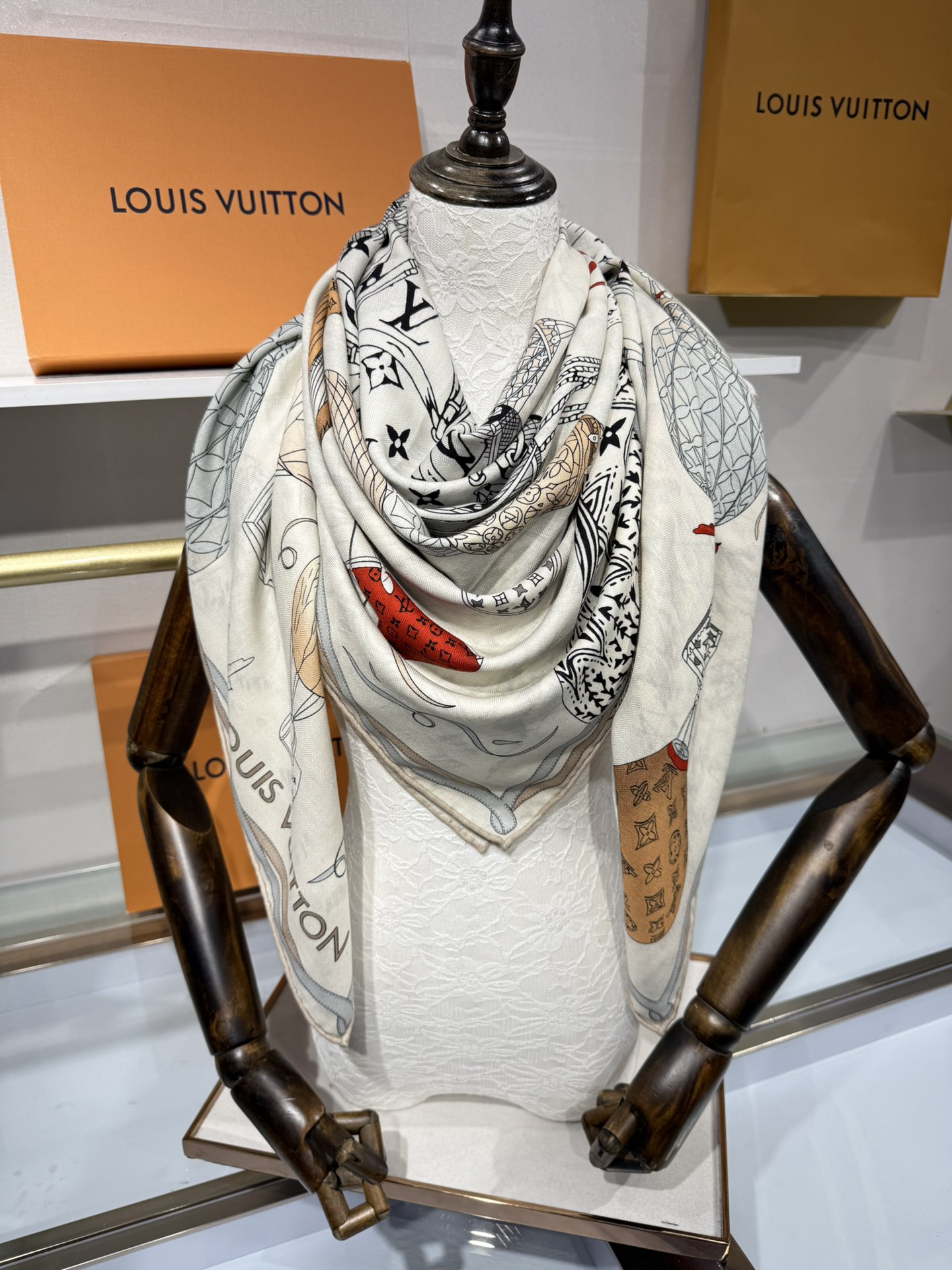 💟2025秋冬款上新L驴家专柜最新款‼️。爆款哦 😘💍实物真心美 🎀披肩配以印花💓💃🏻无论设计喷绘都是非