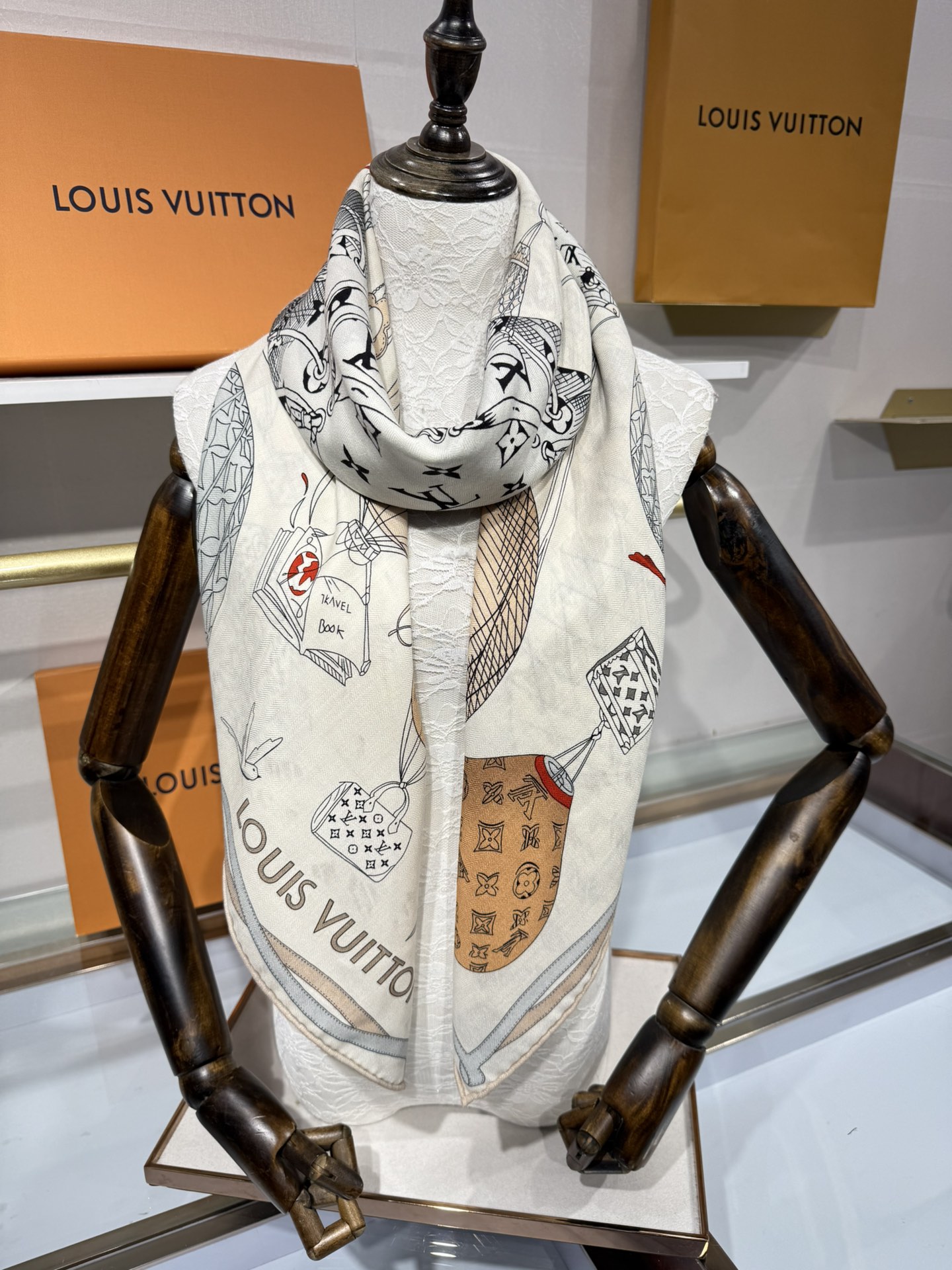 💟2025秋冬款上新L驴家专柜最新款‼️。爆款哦 😘💍实物真心美 🎀披肩配以印花💓💃🏻无论设计喷绘都是非