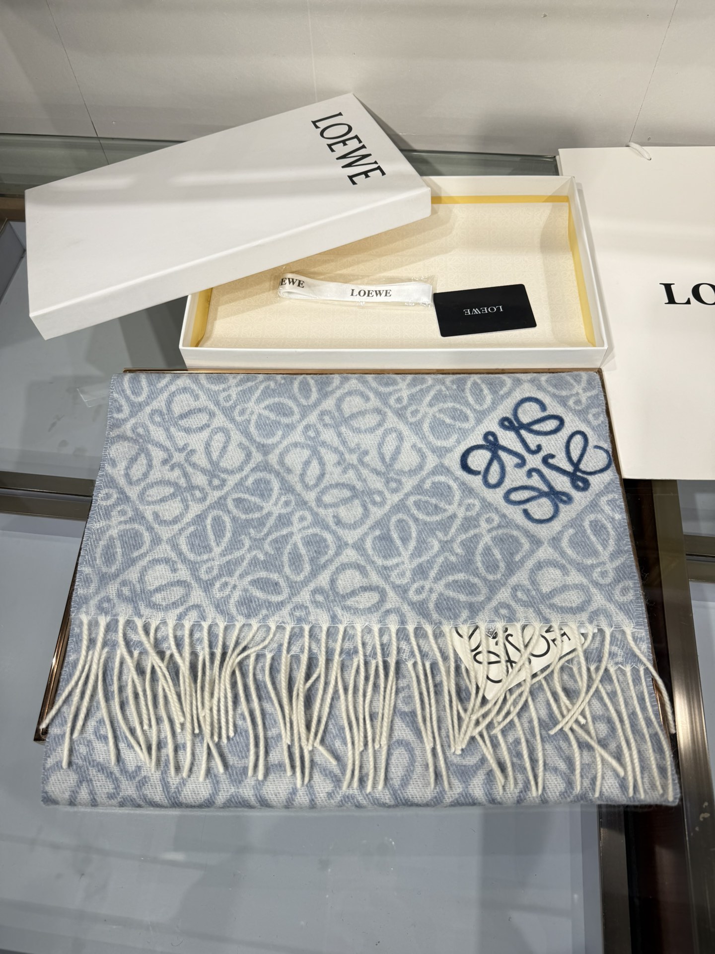 💟爆款新颜色兰色出货 💟罗意威LOEWE最新款最火围巾，双面羊毛和羊绒围巾，点缀双色格纹 Anagram 缇花图案。此款