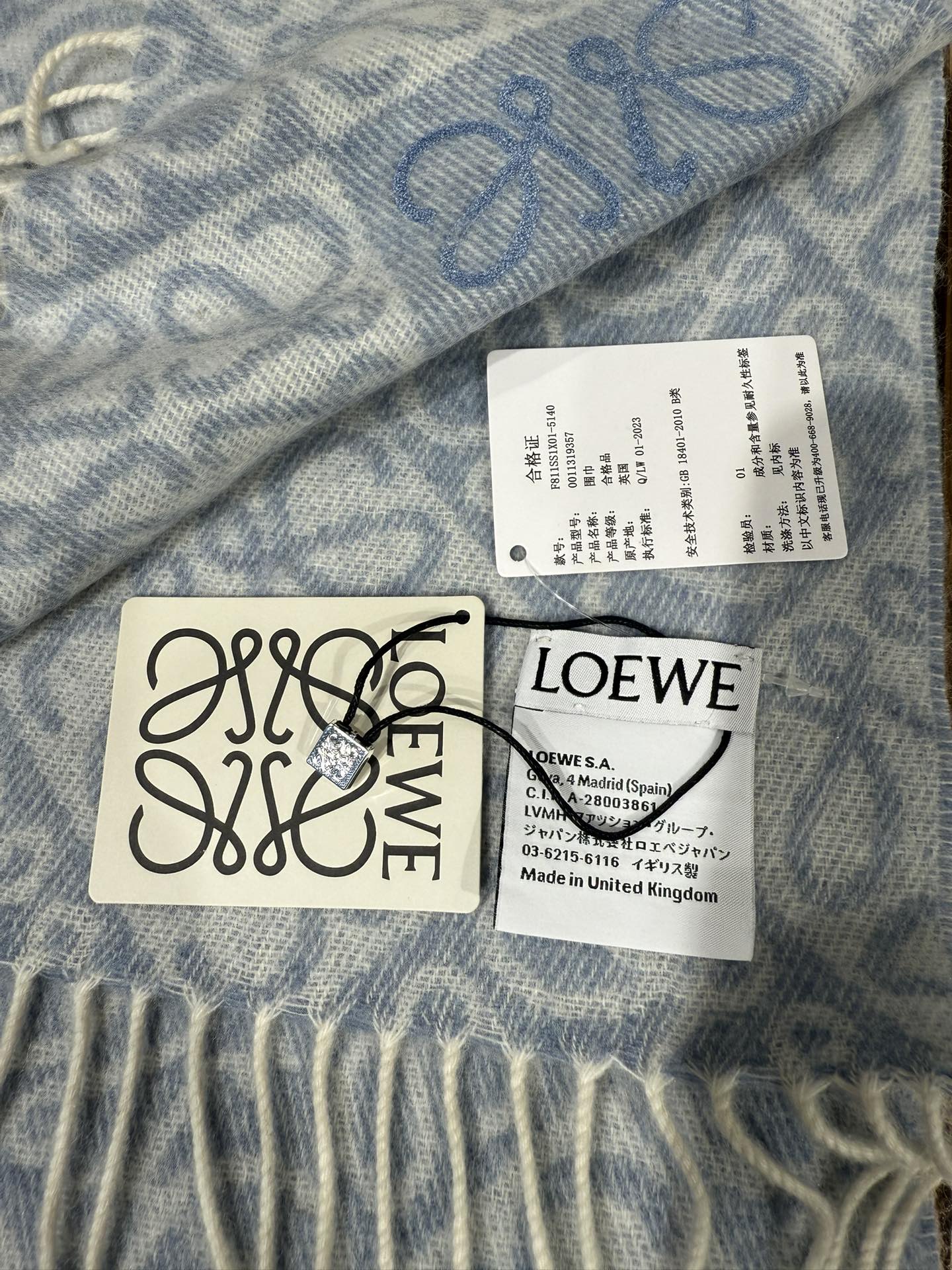 💟爆款新颜色兰色出货 💟罗意威LOEWE最新款最火围巾，双面羊毛和羊绒围巾，点缀双色格纹 Anagram 缇花图案。此款
