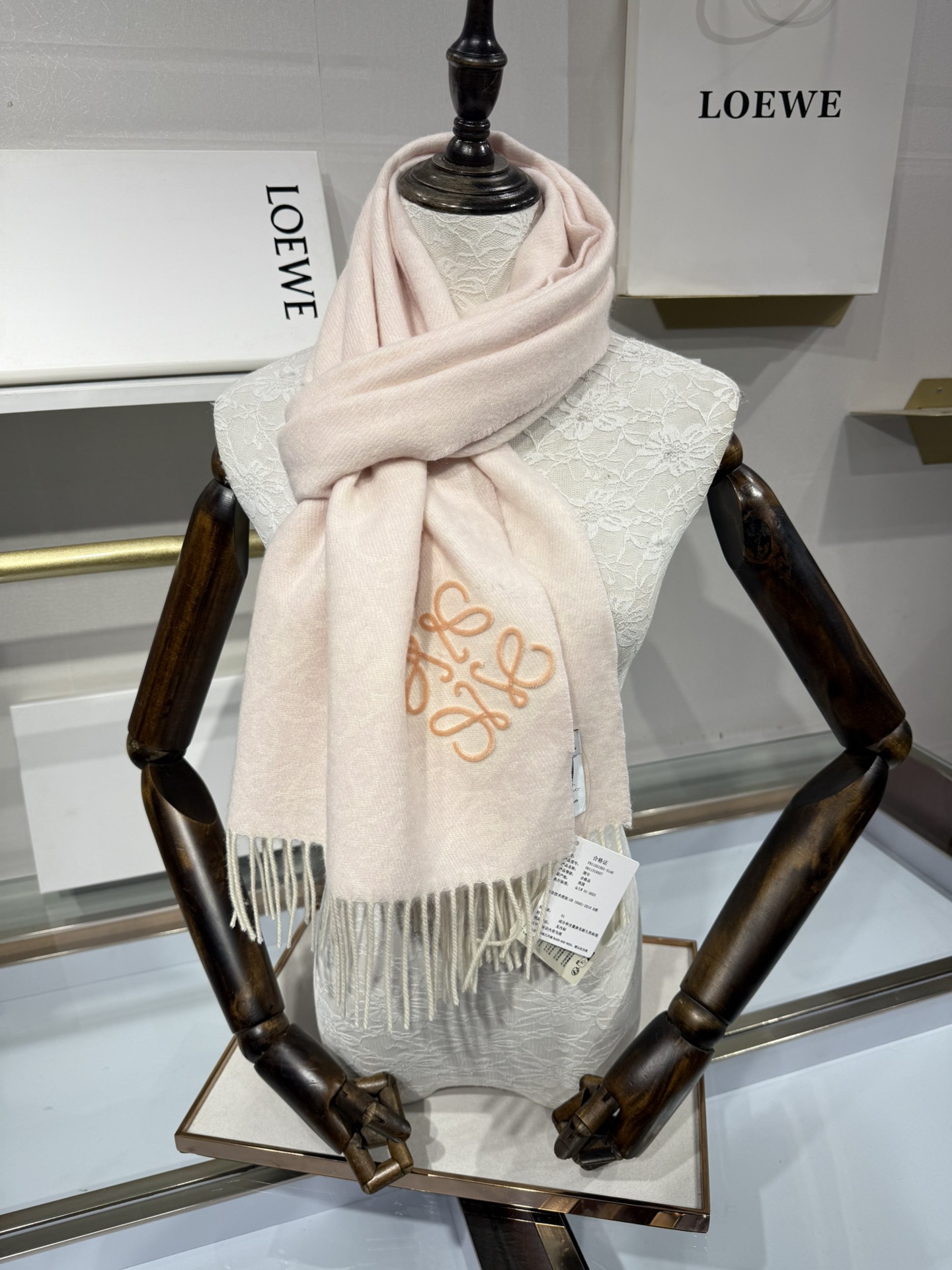 💟爆款新颜色樱花粉色出货 💟罗意威LOEWE最新款最火围巾，双面羊毛和羊绒围巾，点缀双色格纹 Anagram 缇花图案。