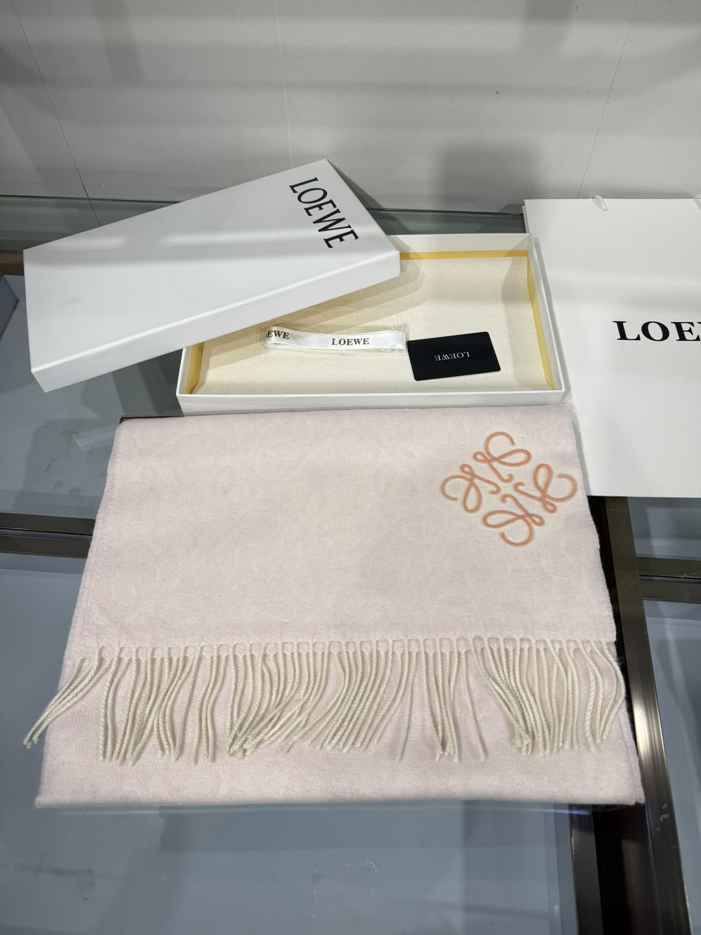💟爆款新颜色樱花粉色出货 💟罗意威LOEWE最新款最火围巾，双面羊毛和羊绒围巾，点缀双色格纹 Anagram 缇花图案。