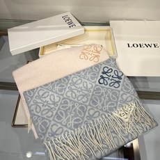 💟爆款新颜色樱花粉色出货 💟罗意威LOEWE最新款最火围巾,双面羊毛和羊绒围巾,点缀双色格纹 Anagram 缇花图案。 💟爆款新颜色樱花粉色出货 💟罗意威LOEWE最新款最火围巾,双面羊毛和羊绒围巾,点缀双色格纹 Anagram 缇花图案。