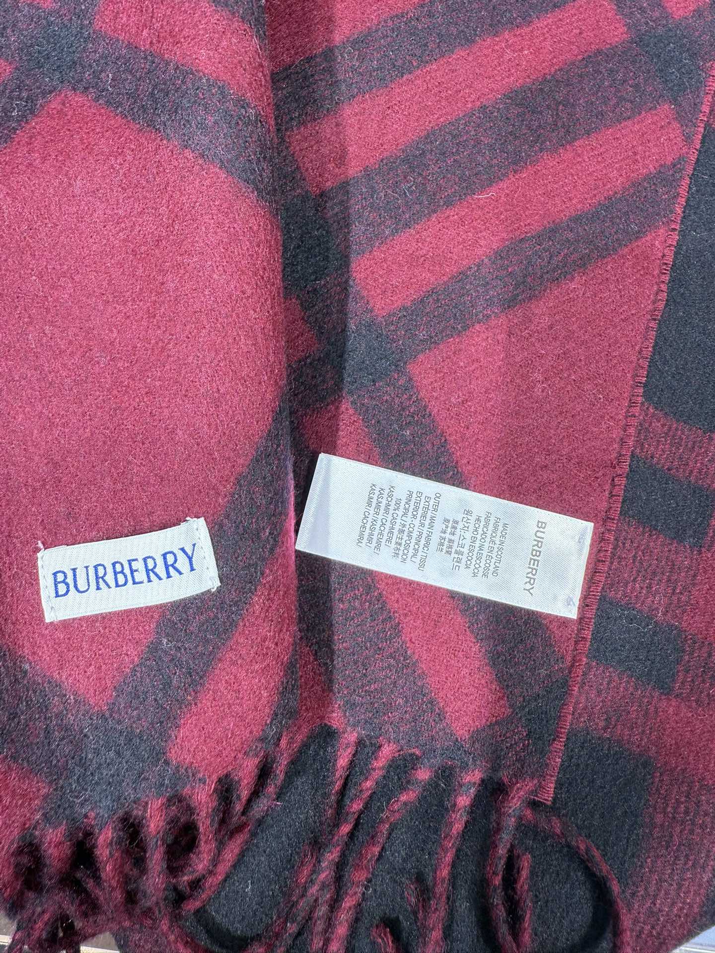 💟Burberry新款苏格兰格纹羊绒围巾，继全智贤带火的格纹款围巾之后，Bur又一款力作上市，Burbe