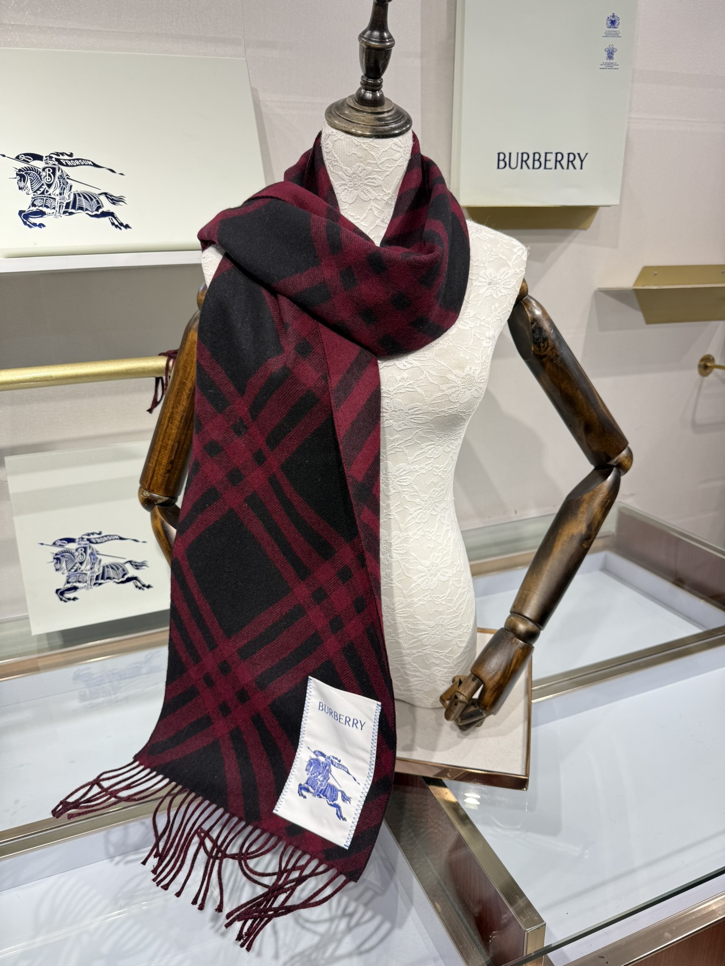 💟Burberry新款苏格兰格纹羊绒围巾，继全智贤带火的格纹款围巾之后，Bur又一款力作上市，Burbe