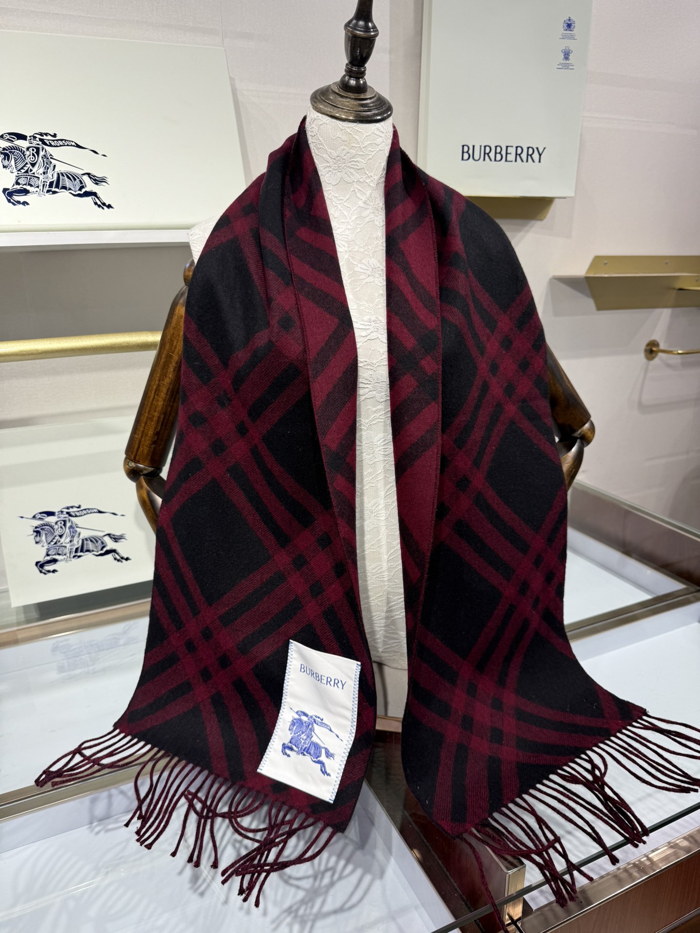 💟Burberry新款苏格兰格纹羊绒围巾，继全智贤带火的格纹款围巾之后，Bur又一款力作上市，Burbe