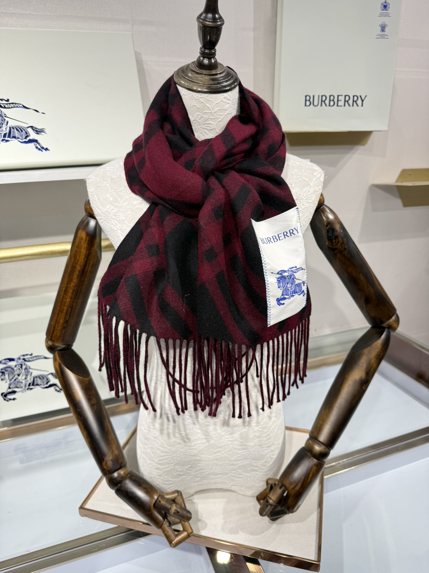 💟Burberry新款苏格兰格纹羊绒围巾，继全智贤带火的格纹款围巾之后，Bur又一款力作上市，Burbe