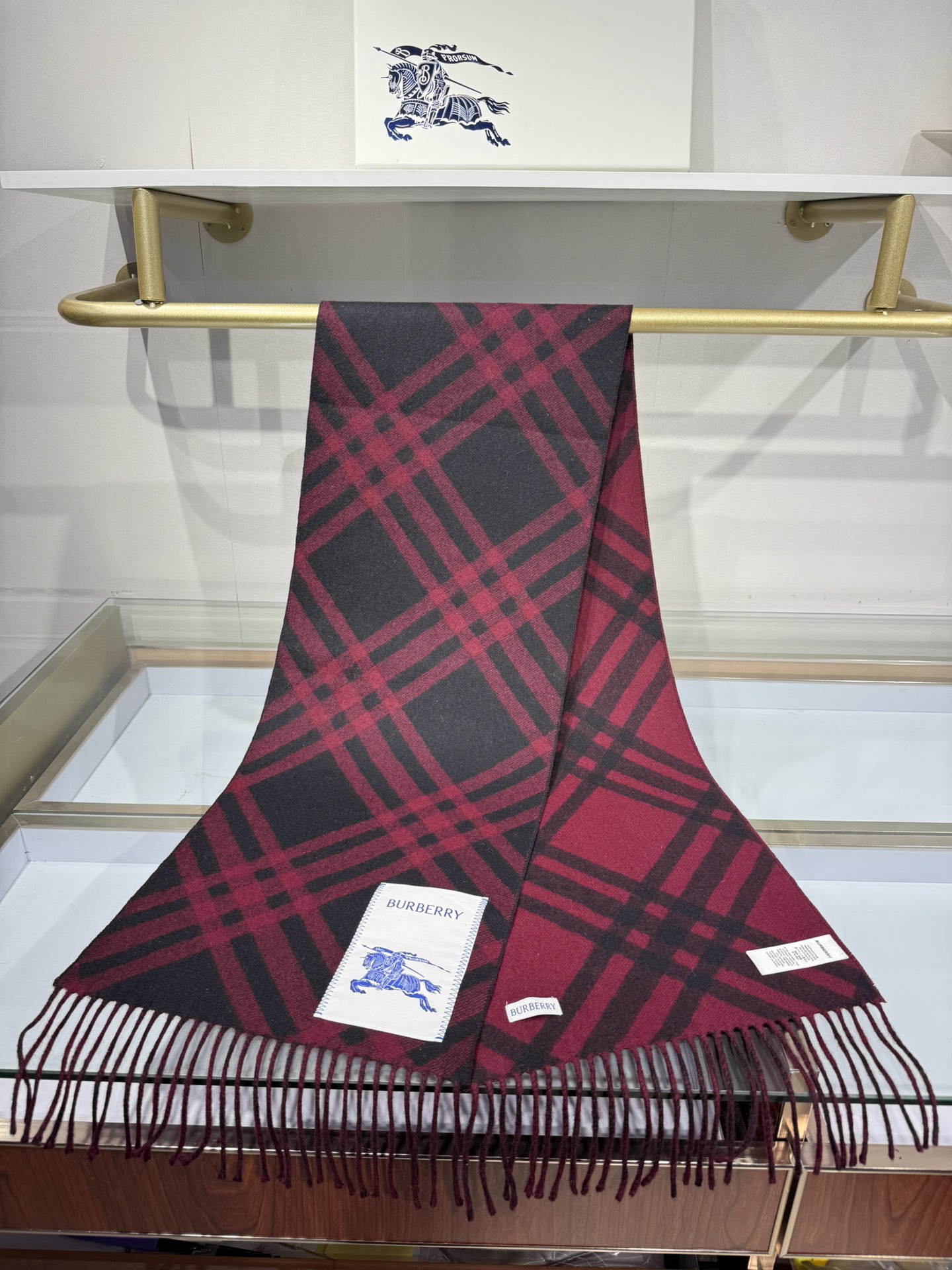 💟Burberry新款苏格兰格纹羊绒围巾，继全智贤带火的格纹款围巾之后，Bur又一款力作上市，Burbe