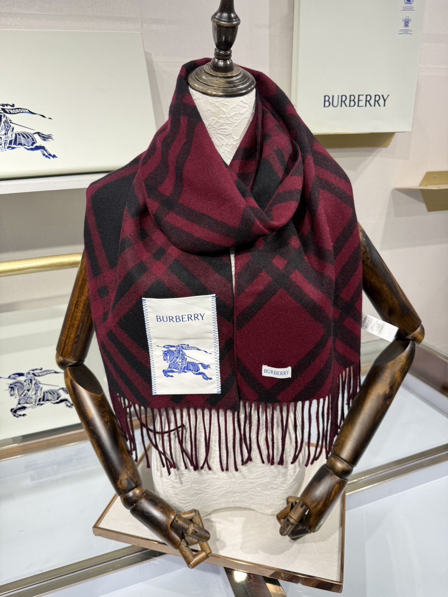 💟Burberry新款苏格兰格纹羊绒围巾，继全智贤带火的格纹款围巾之后，Bur又一款力作上市，Burbe