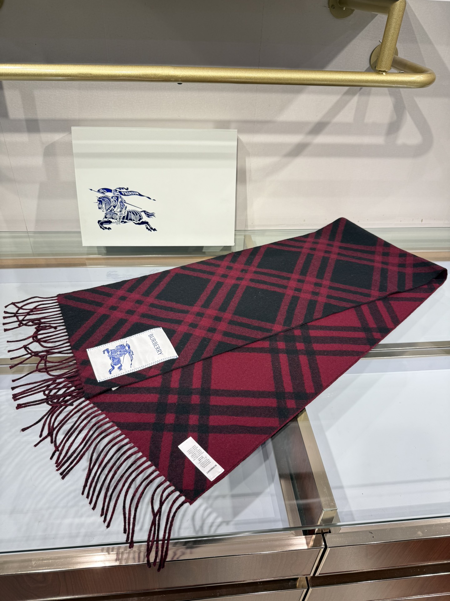 💟Burberry新款苏格兰格纹羊绒围巾，继全智贤带火的格纹款围巾之后，Bur又一款力作上市，Burbe