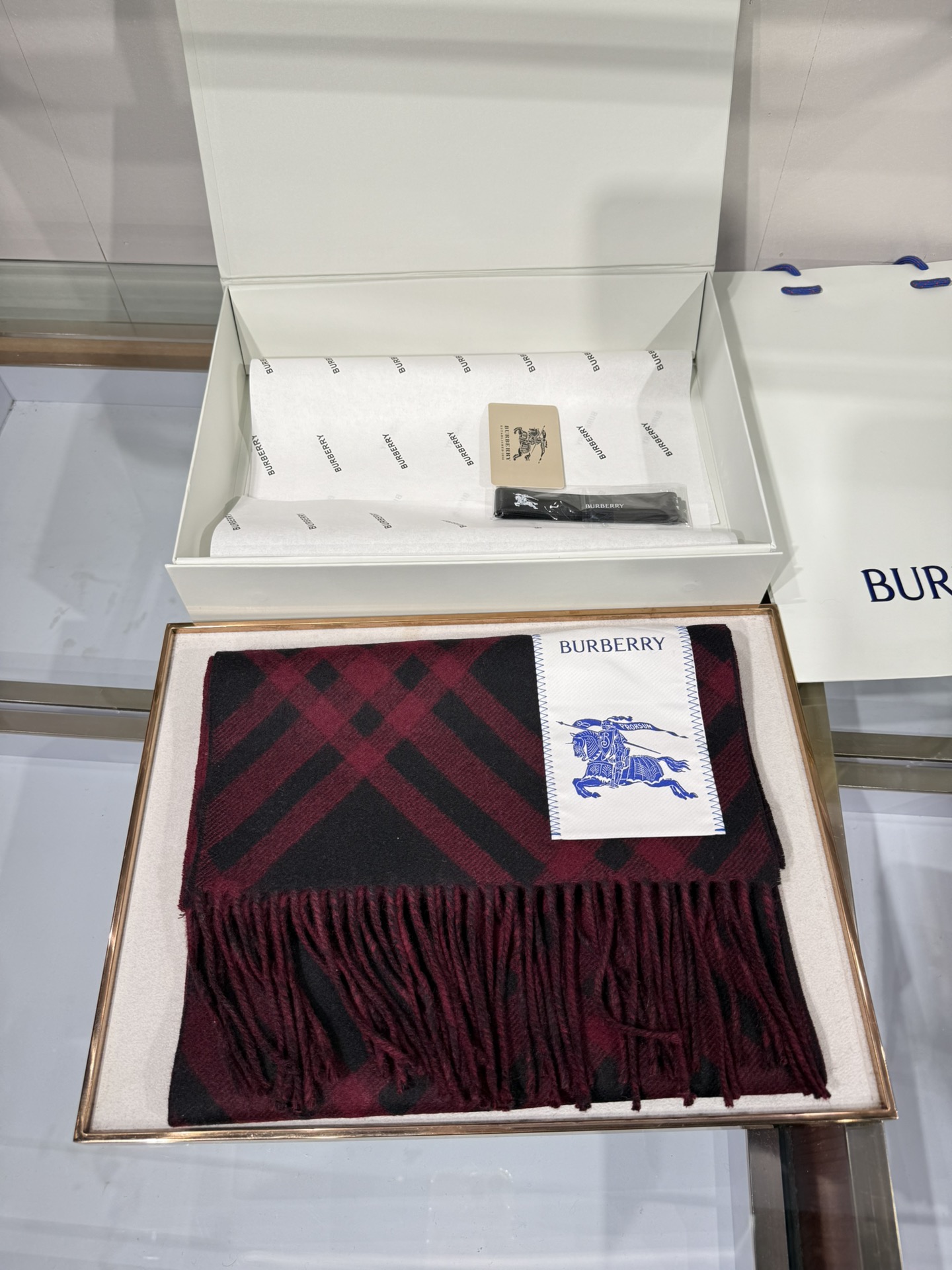 💟Burberry新款苏格兰格纹羊绒围巾，继全智贤带火的格纹款围巾之后，Bur又一款力作上市，Burbe