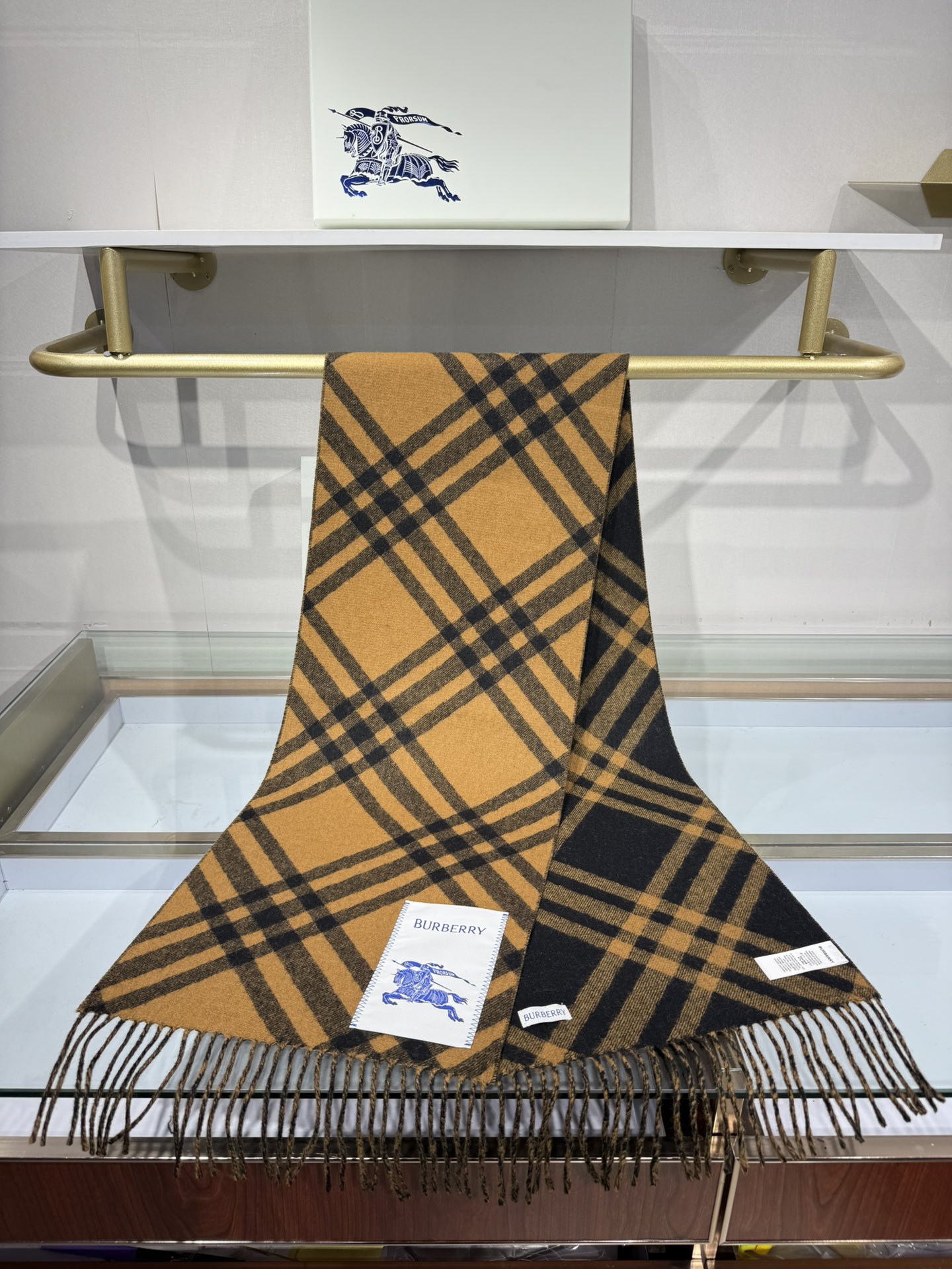 💟Burberry新款苏格兰格纹羊绒围巾，继全智贤带火的格纹款围巾之后，Bur又一款力作上市，Burbe