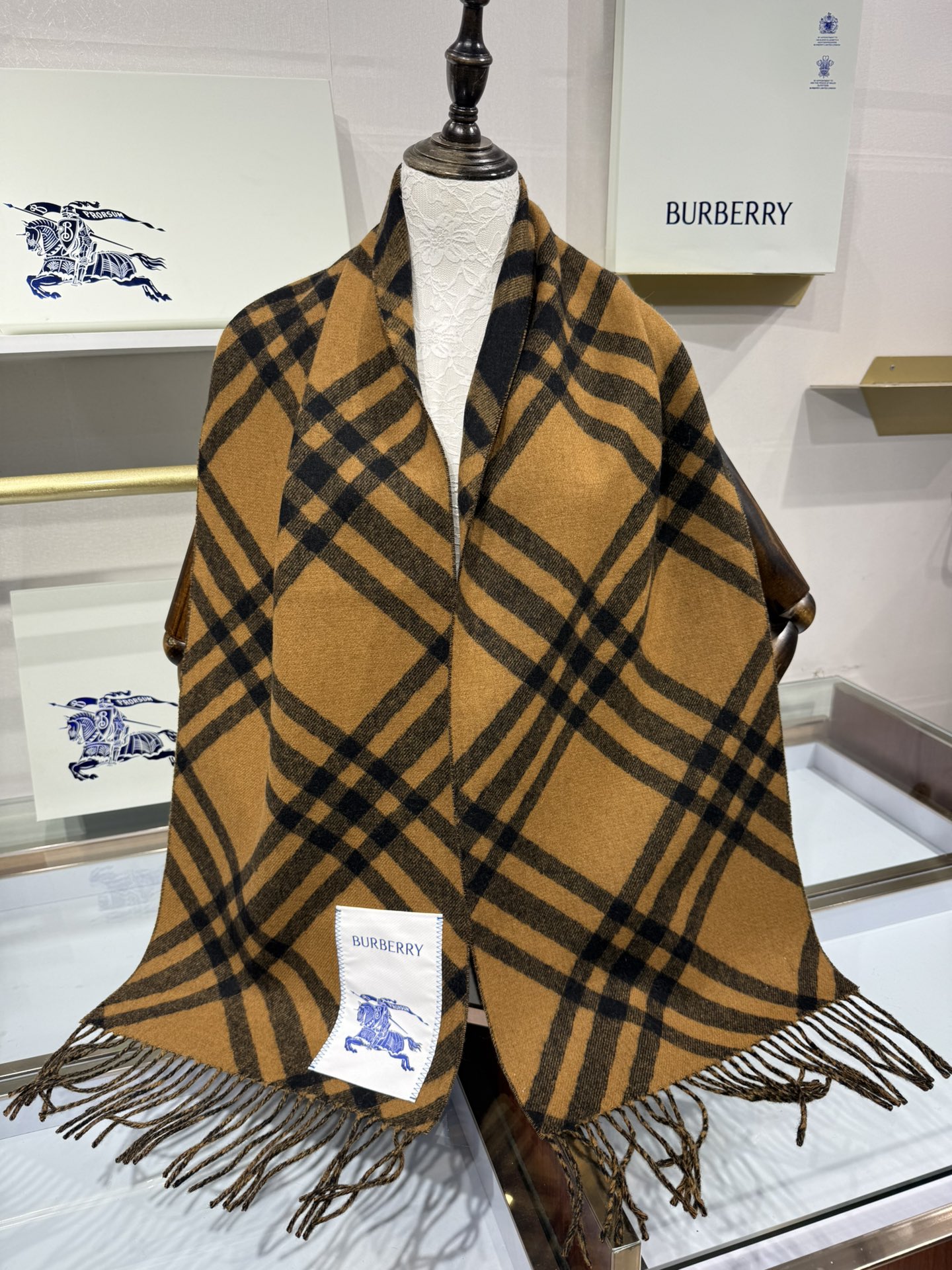 💟Burberry新款苏格兰格纹羊绒围巾，继全智贤带火的格纹款围巾之后，Bur又一款力作上市，Burbe