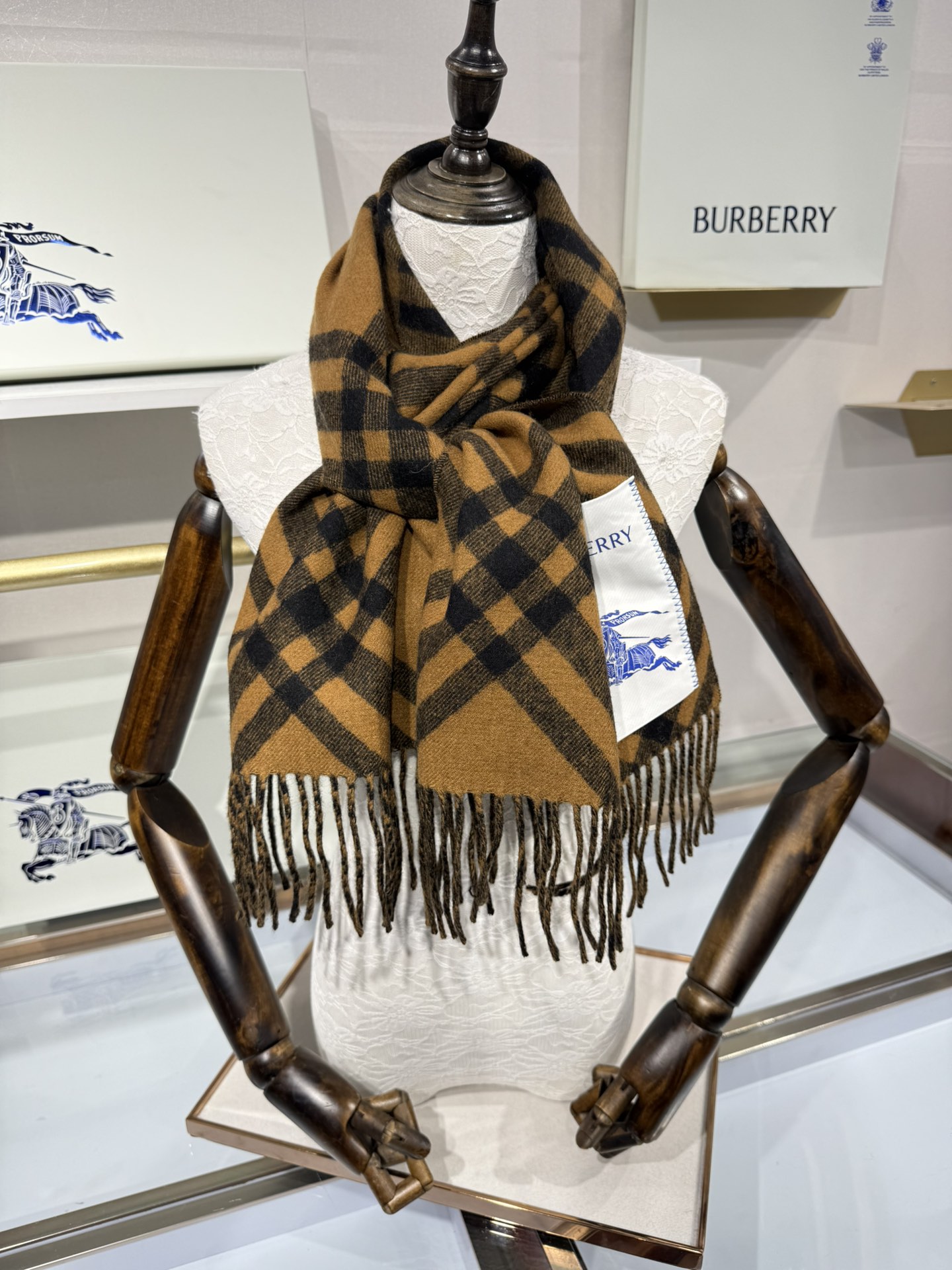 💟Burberry新款苏格兰格纹羊绒围巾，继全智贤带火的格纹款围巾之后，Bur又一款力作上市，Burbe