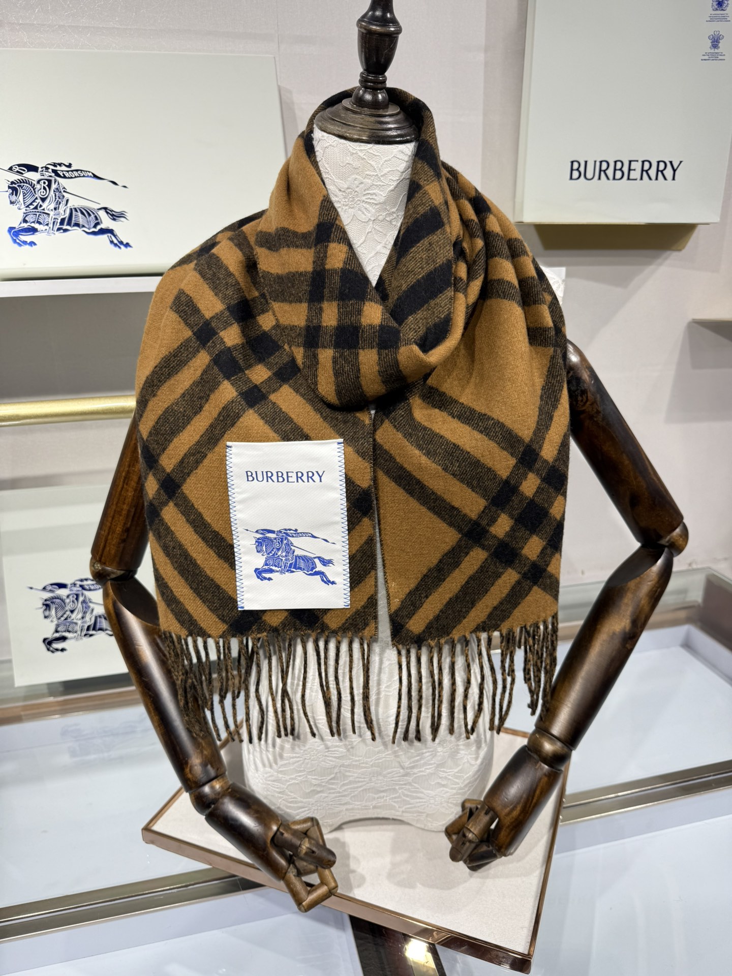 💟Burberry新款苏格兰格纹羊绒围巾，继全智贤带火的格纹款围巾之后，Bur又一款力作上市，Burbe